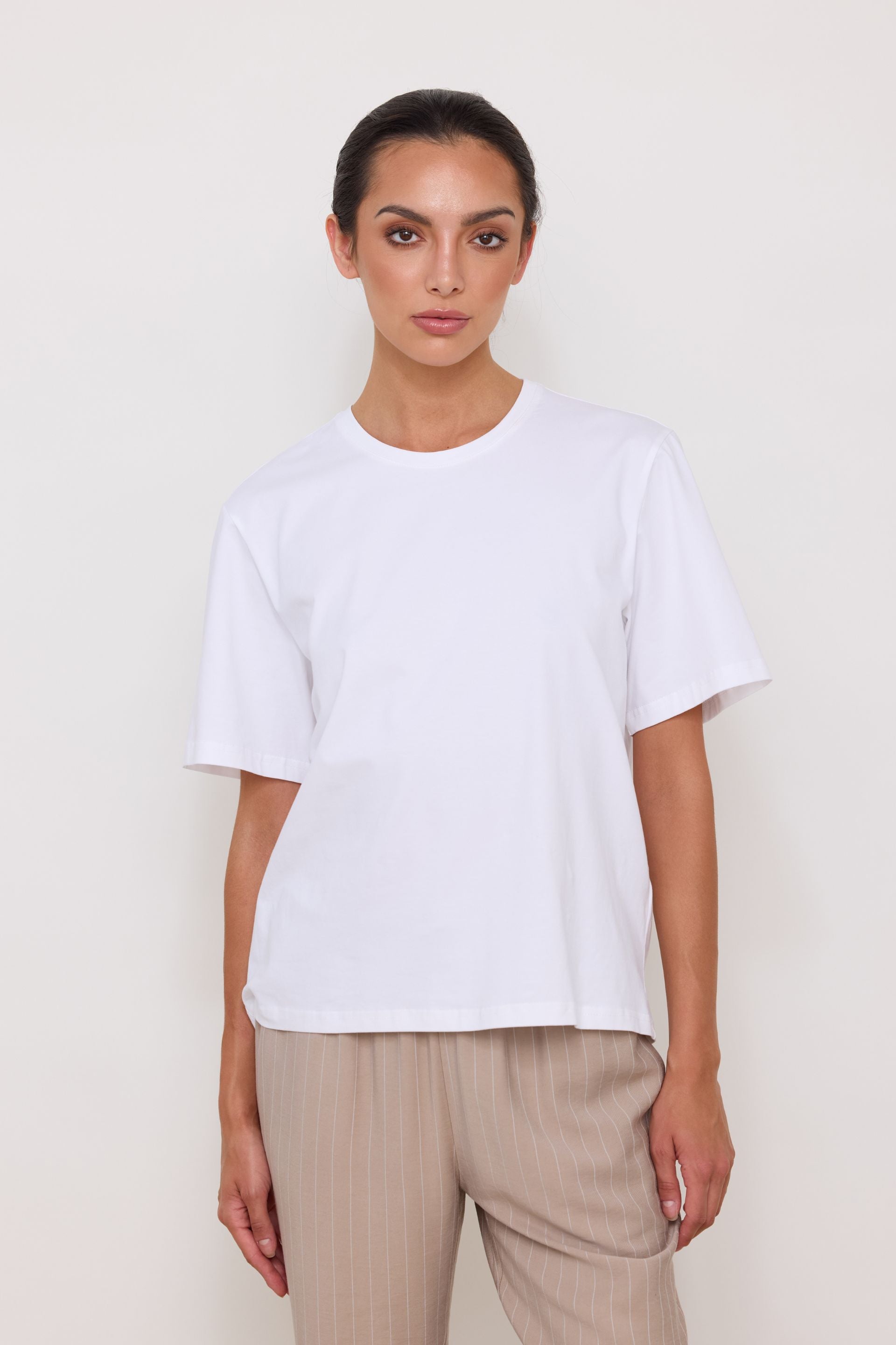 T-shirt basic o pudełkowym kroju biały