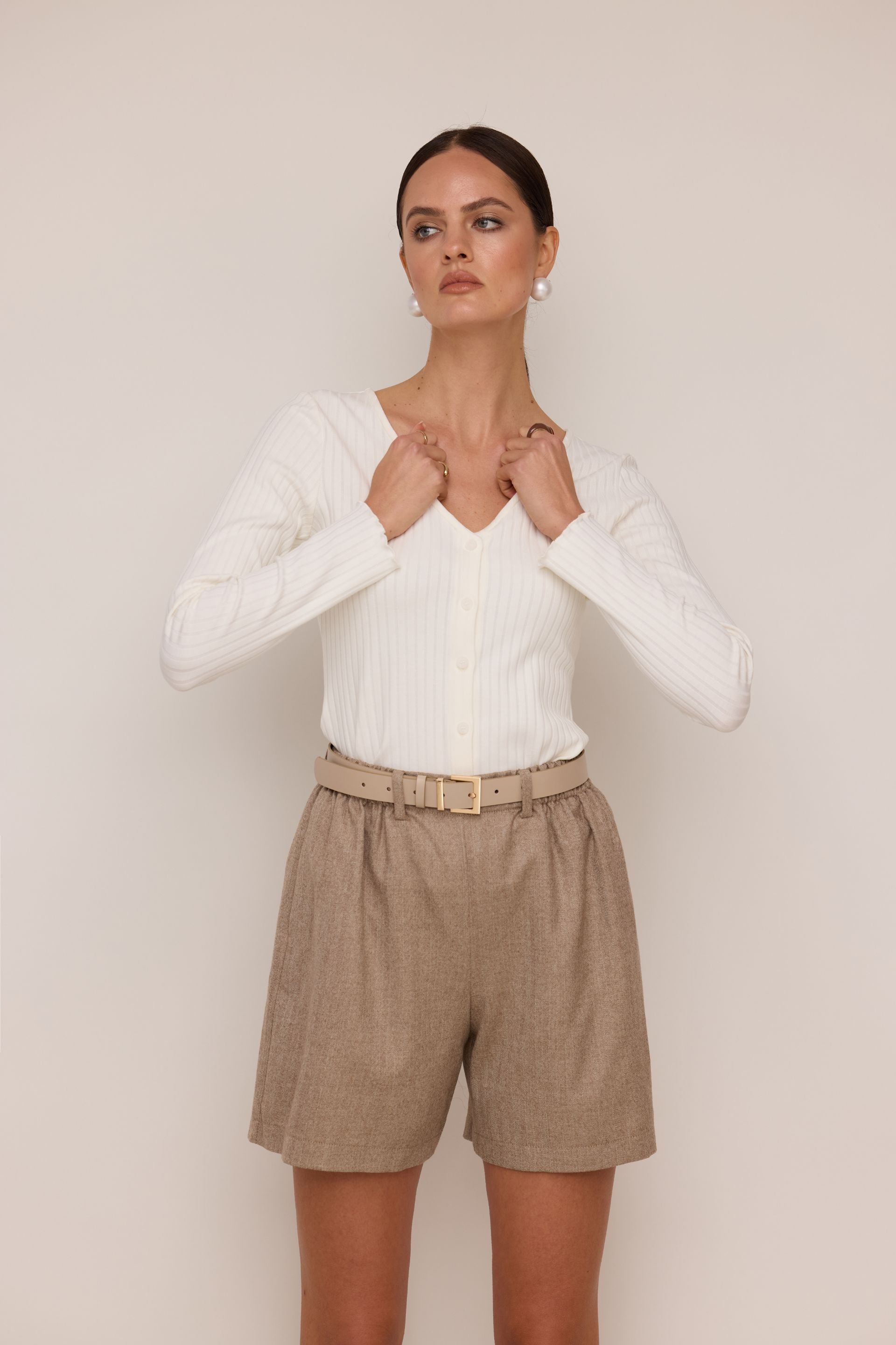 Bluzka na guziki z dekoltem v śmietankowa