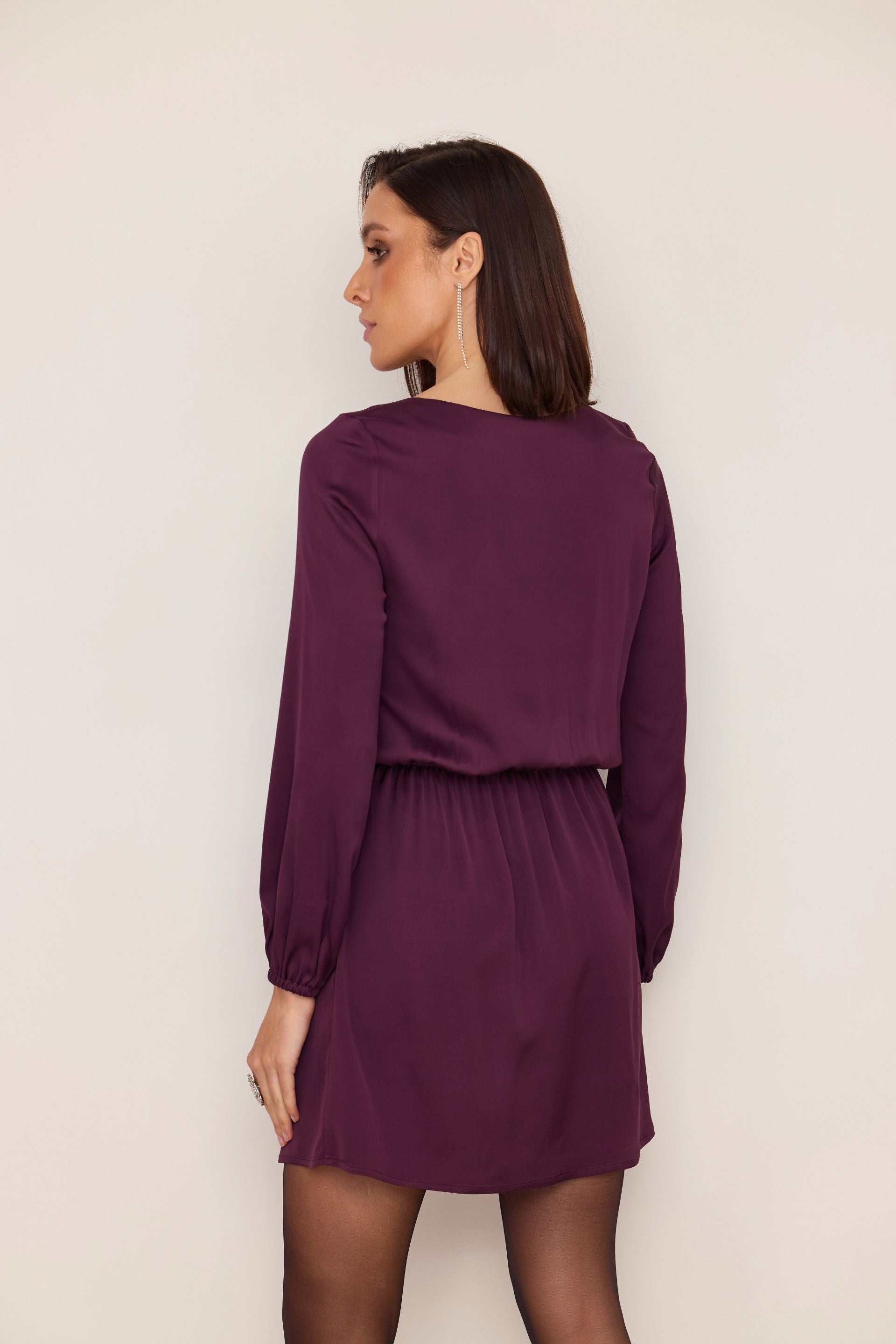 Satynowa sukienka mini z gumką w pasie śliwka