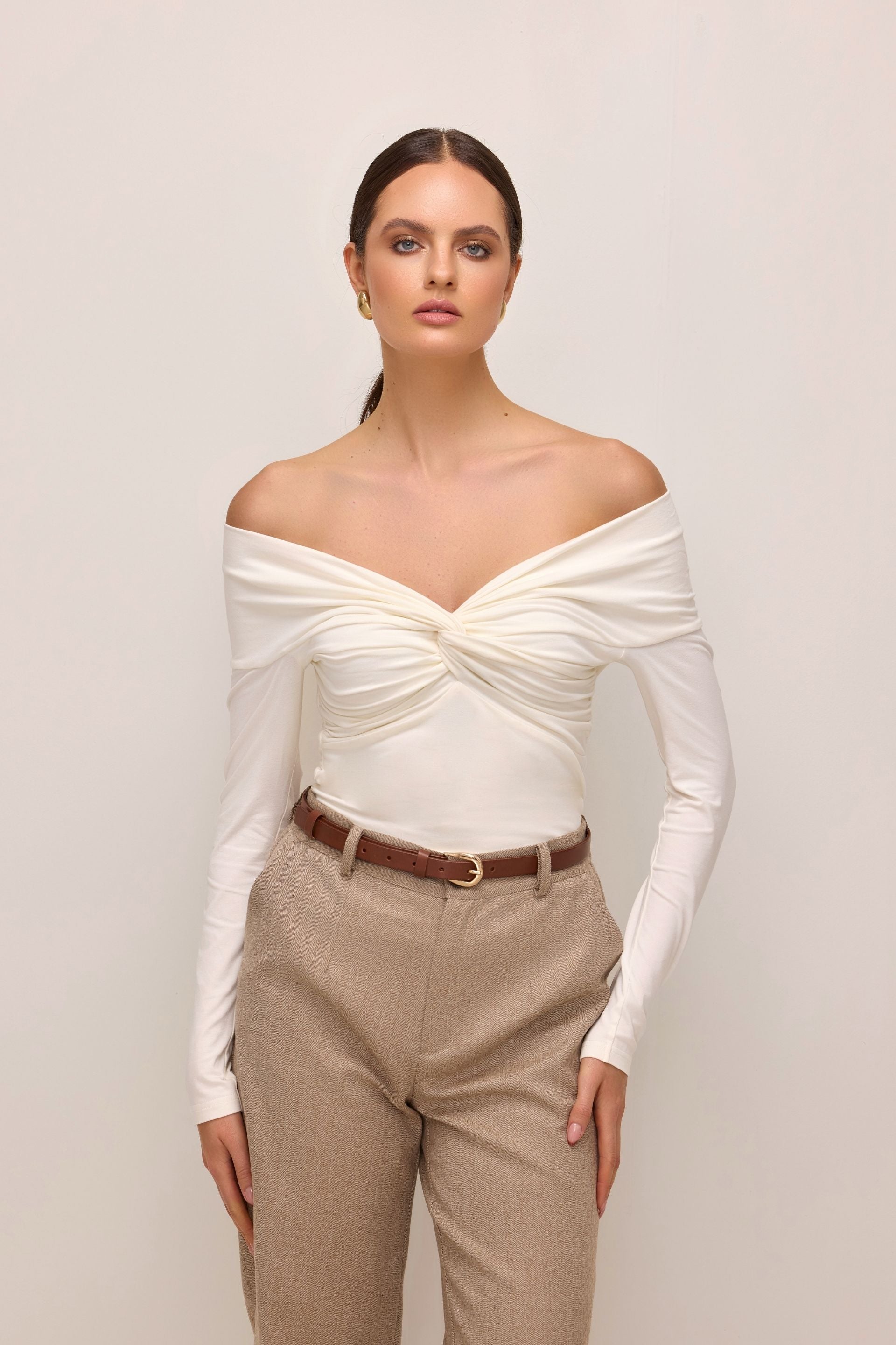 Bluzka z odkrytymi ramionami z zawinięciem i długim rękawem śmietankowa