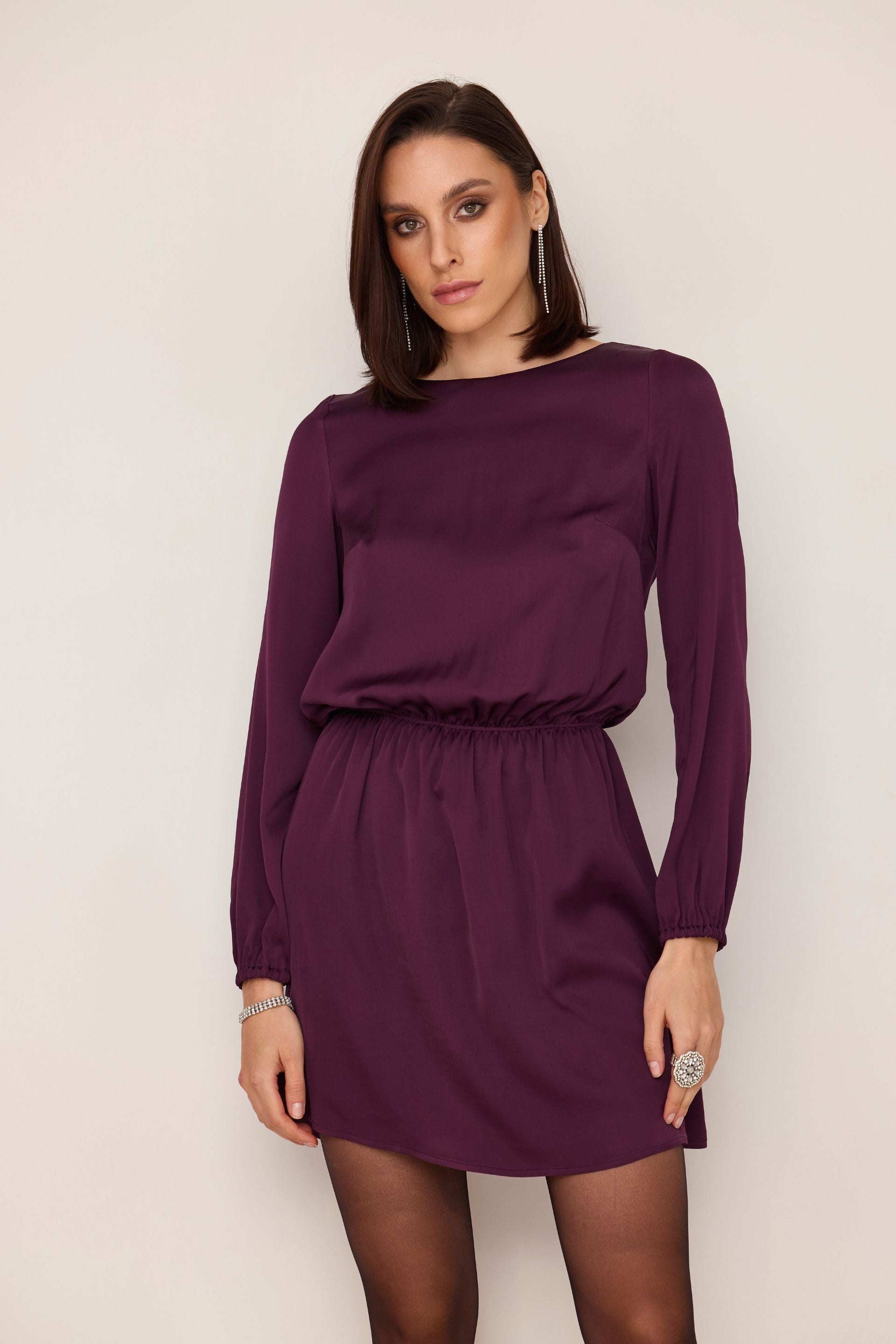 Satynowa sukienka mini z gumką w pasie śliwka