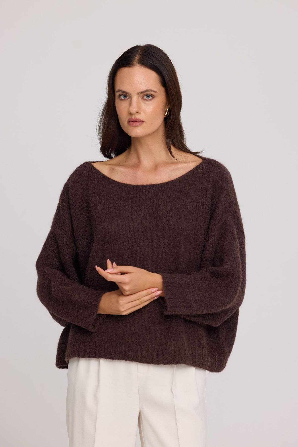 Sweter z alpaką Suri z szerokim dekoltem  czekoladowy