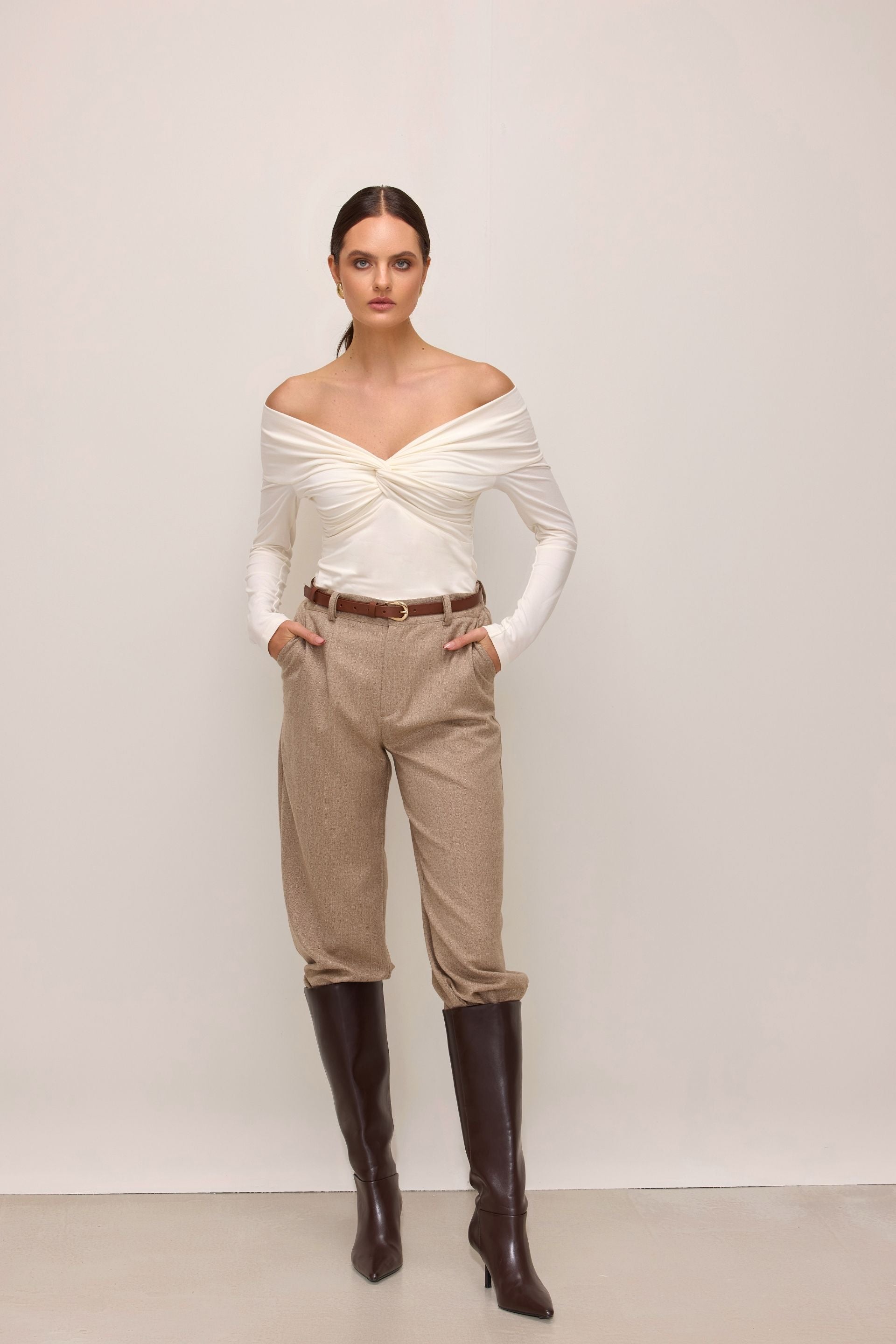 Bluzka z odkrytymi ramionami z zawinięciem i długim rękawem śmietankowa