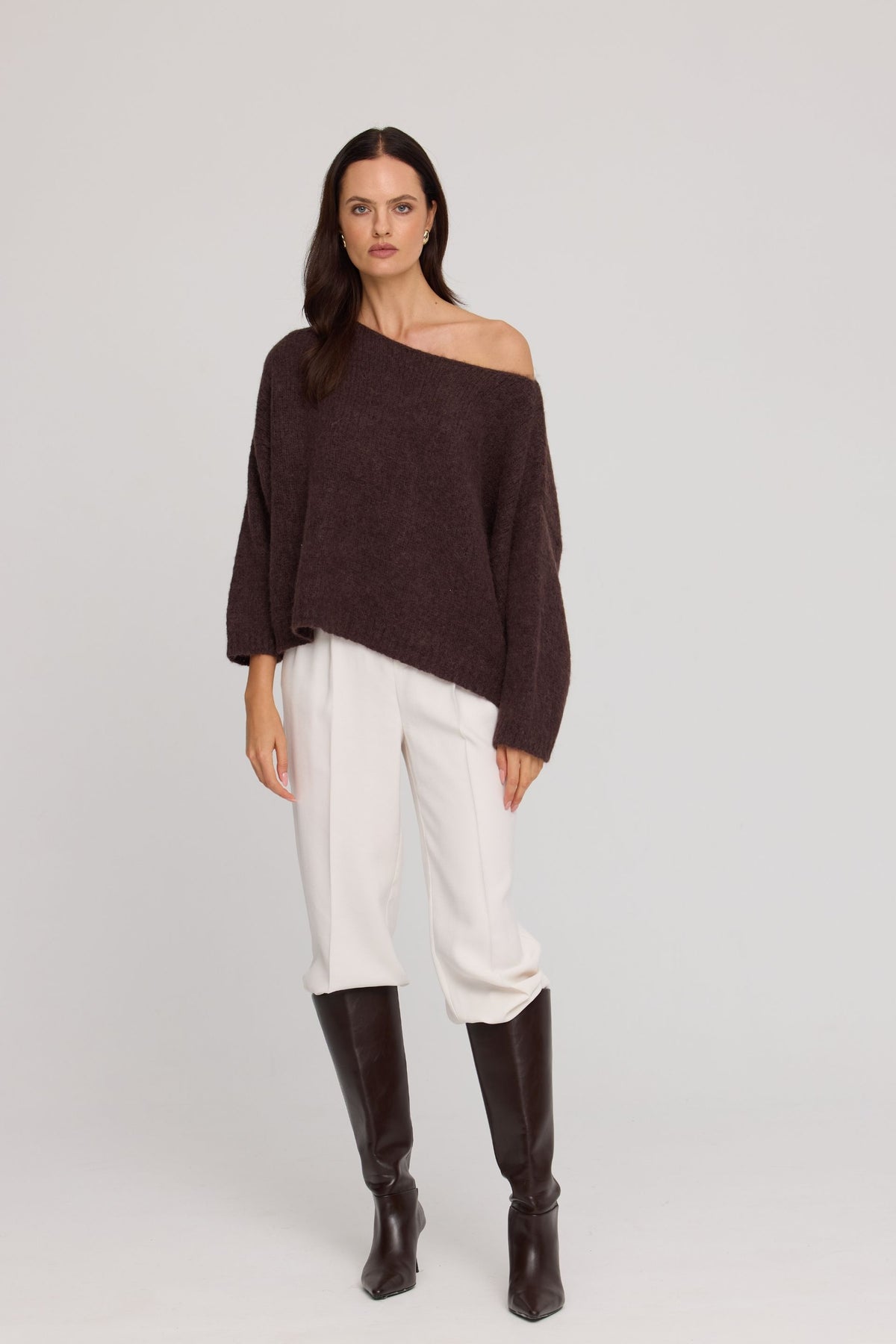 Sweter z alpaką Suri z szerokim dekoltem  czekoladowy