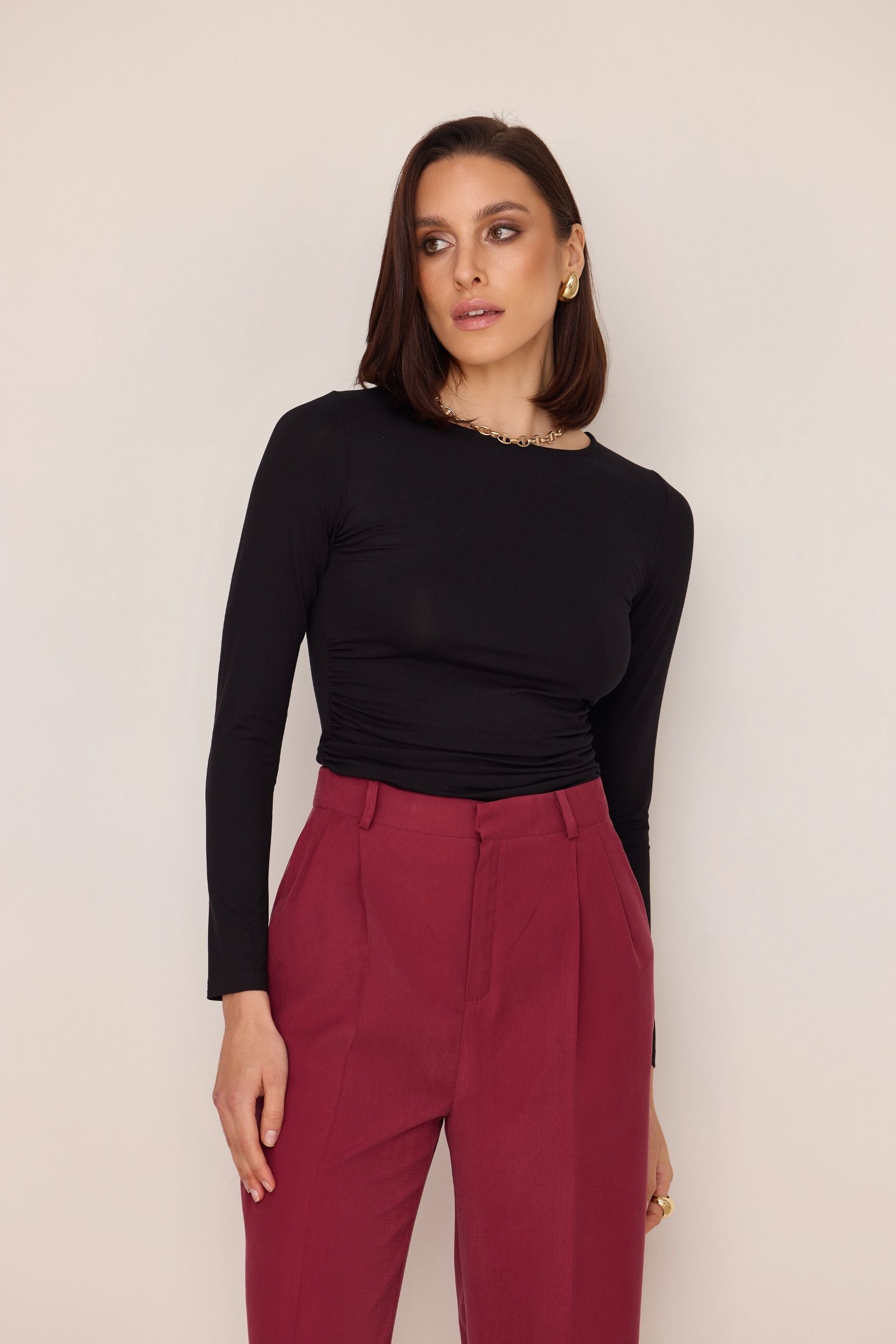 Bluzka z drapowaniem po bokach czarna