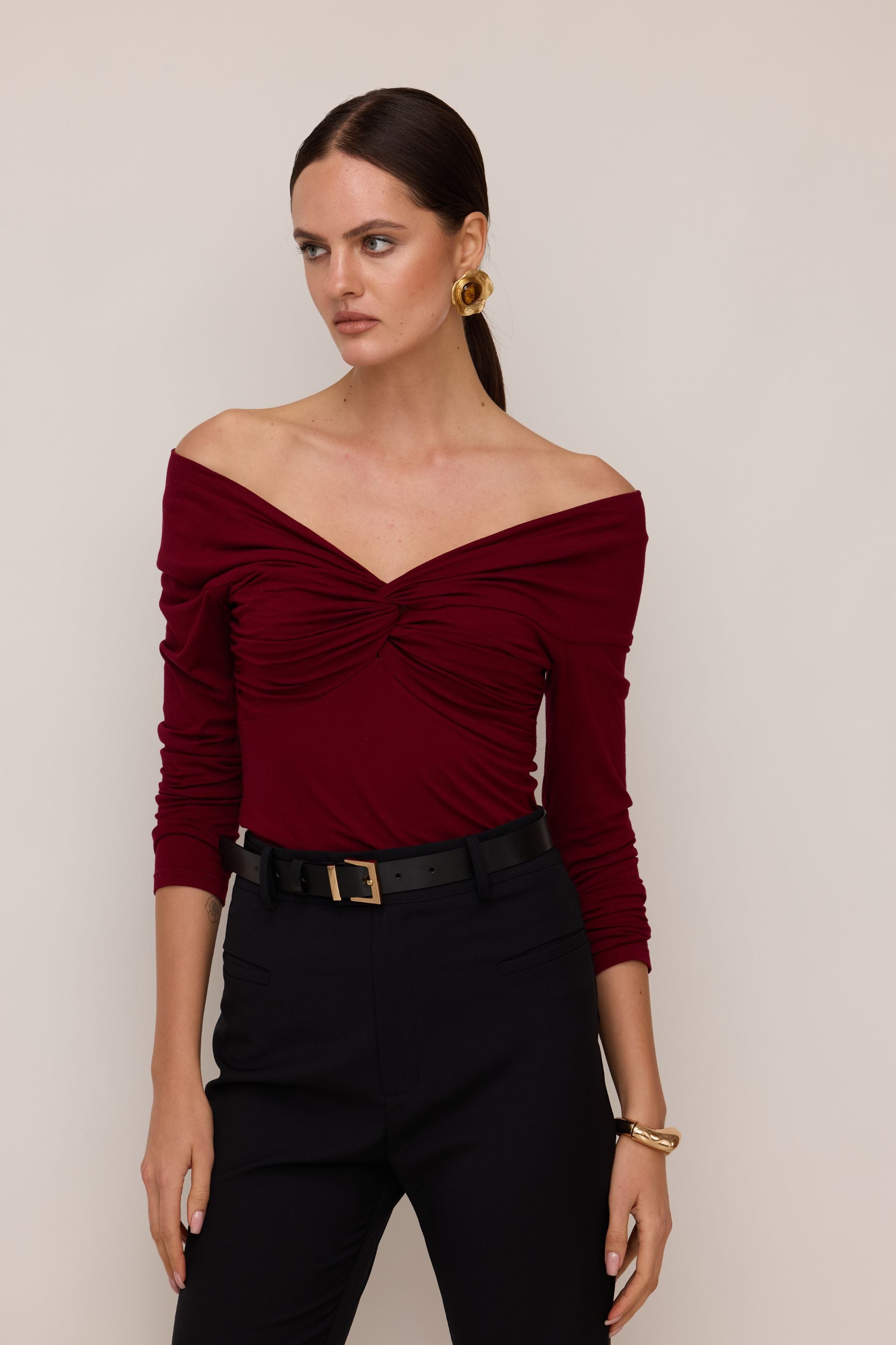 Bluzka z odkrytymi ramionami z zawinięciem i długim rękawem burgund