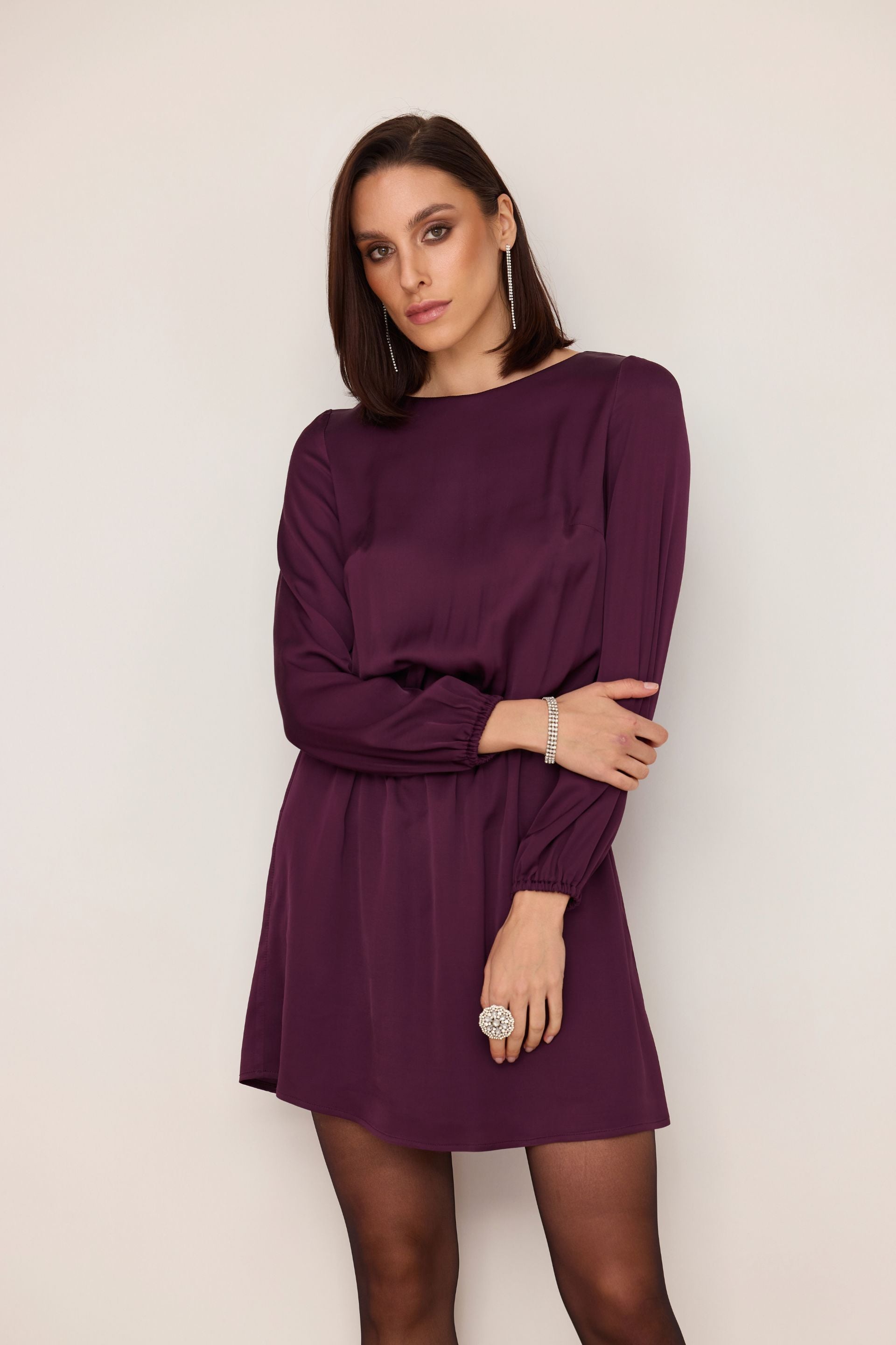 Satynowa sukienka mini z gumką w pasie śliwka