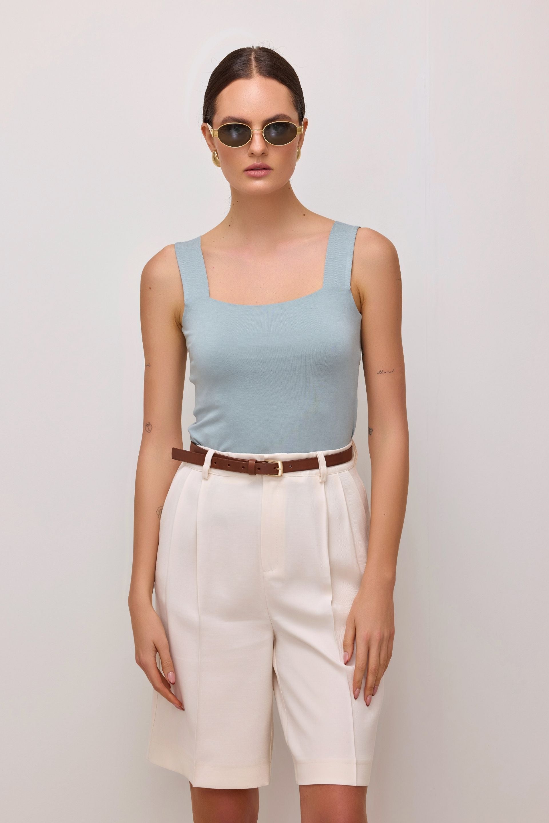 Bluzka na ramiączkach z kwadratowym dekoltem szałwiowa