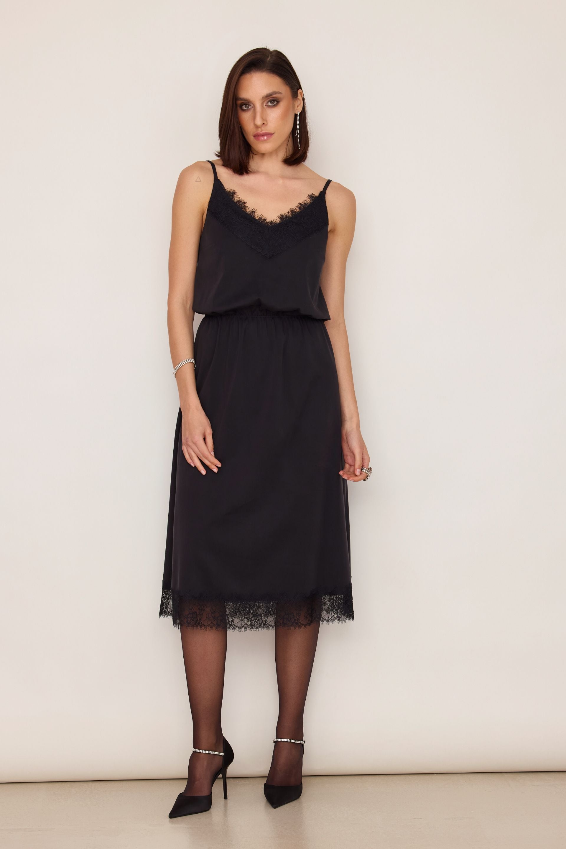 Sukienka na ramiączkach midi z koronką