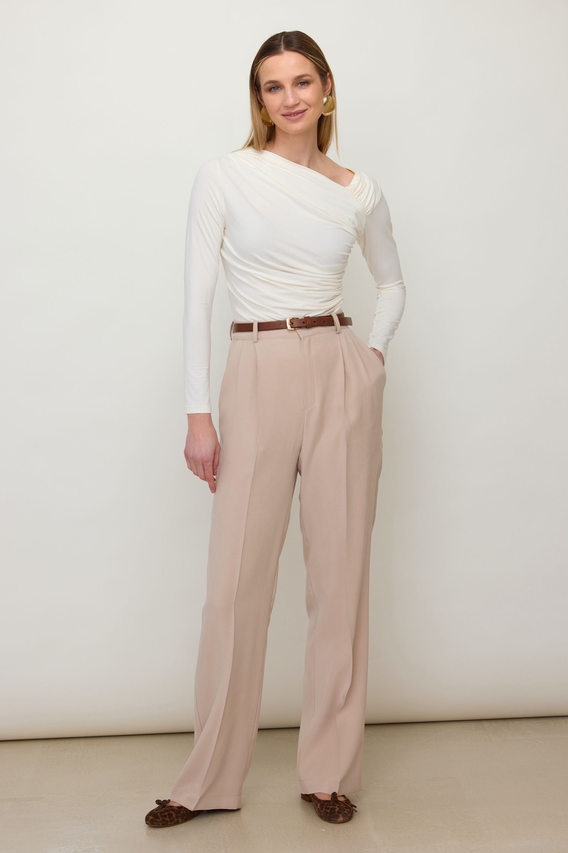 Bluzka z asymetrycznym dekoltem i drapowaniem z długim rękawem śmietankowa biel