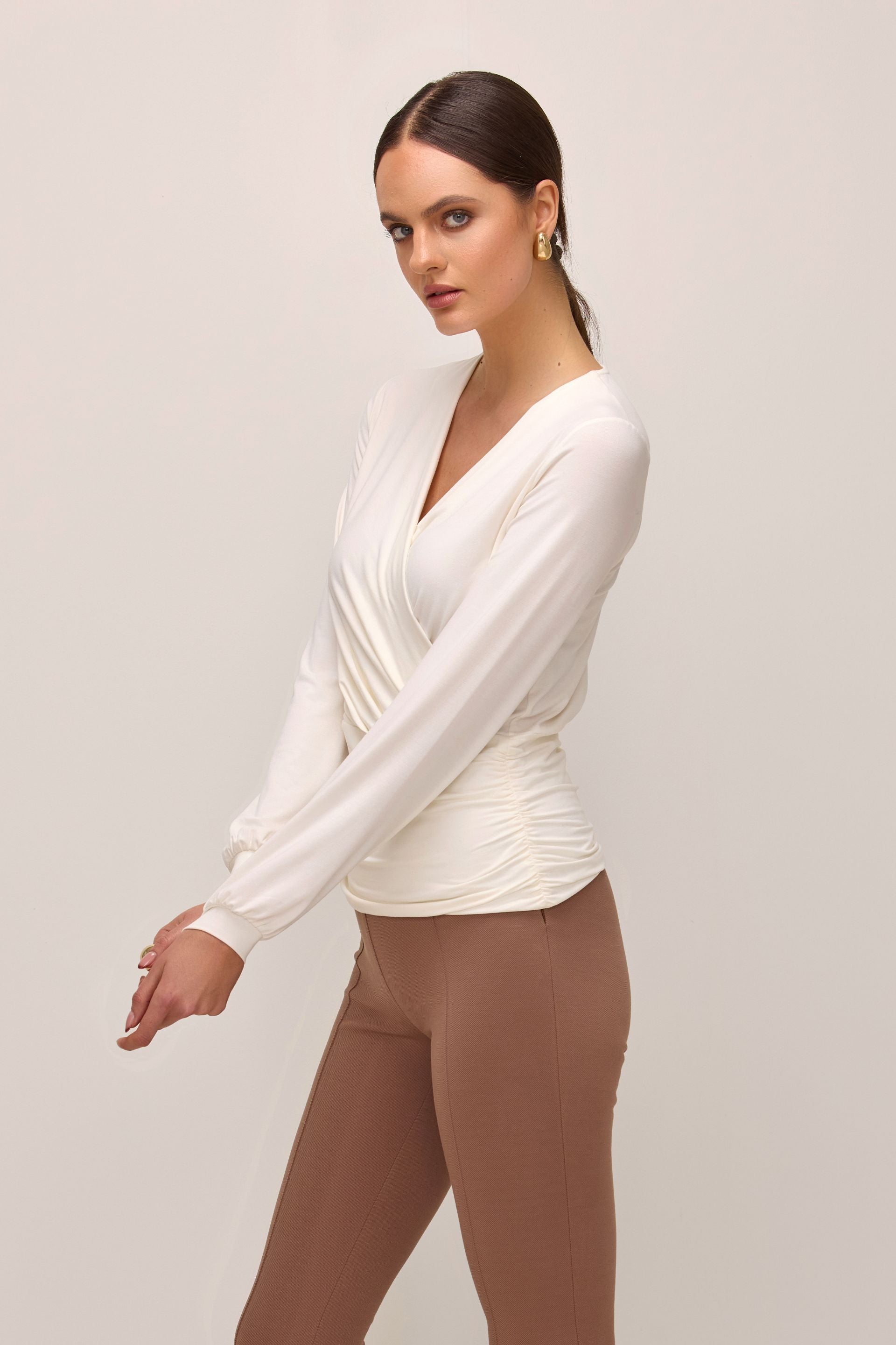 Elegancka bluzka kopertowa z mikromodalu śmietankowa