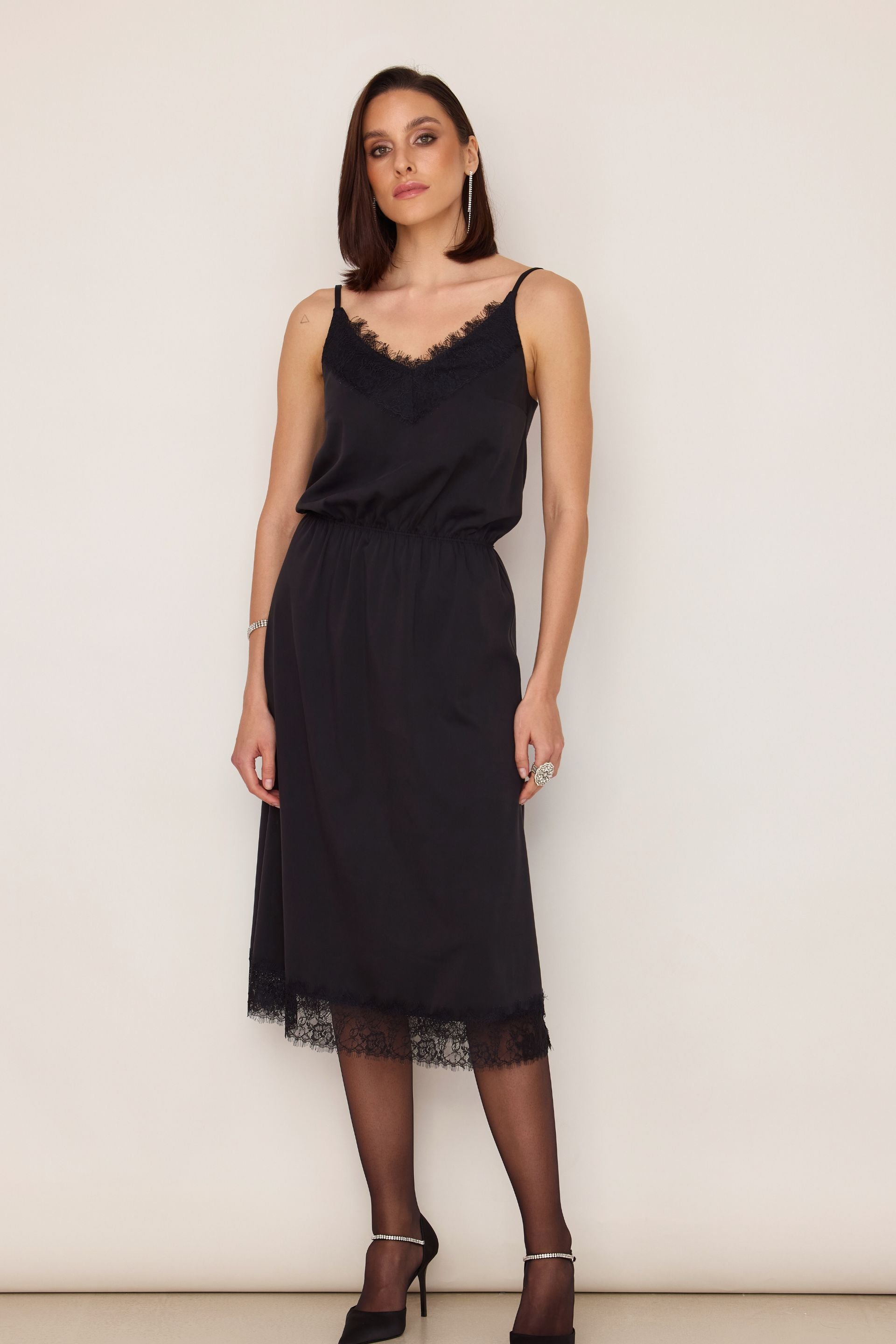 Sukienka na ramiączkach midi z koronką