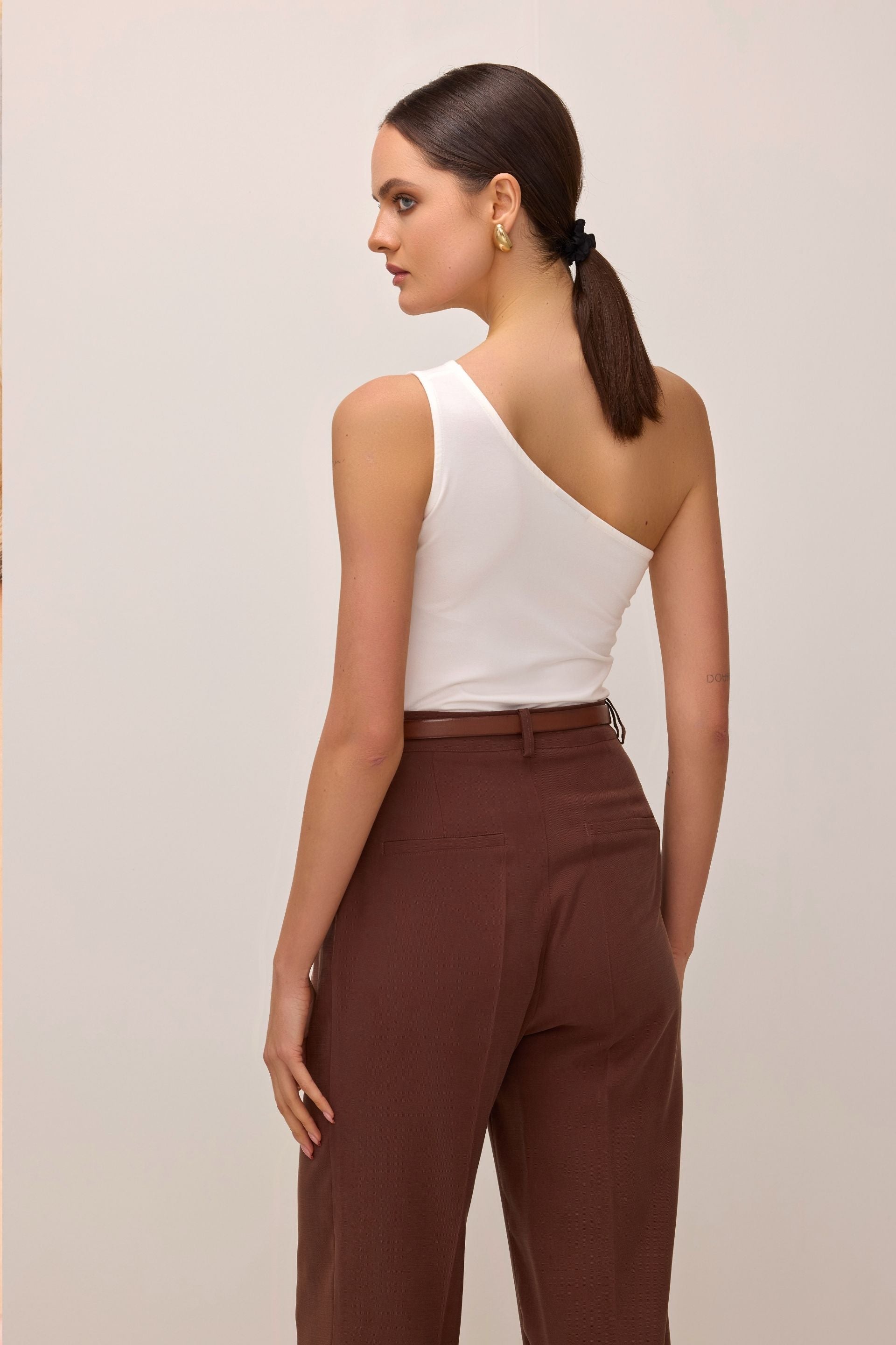 Bluzka na jedno ramię śmietankowa biała