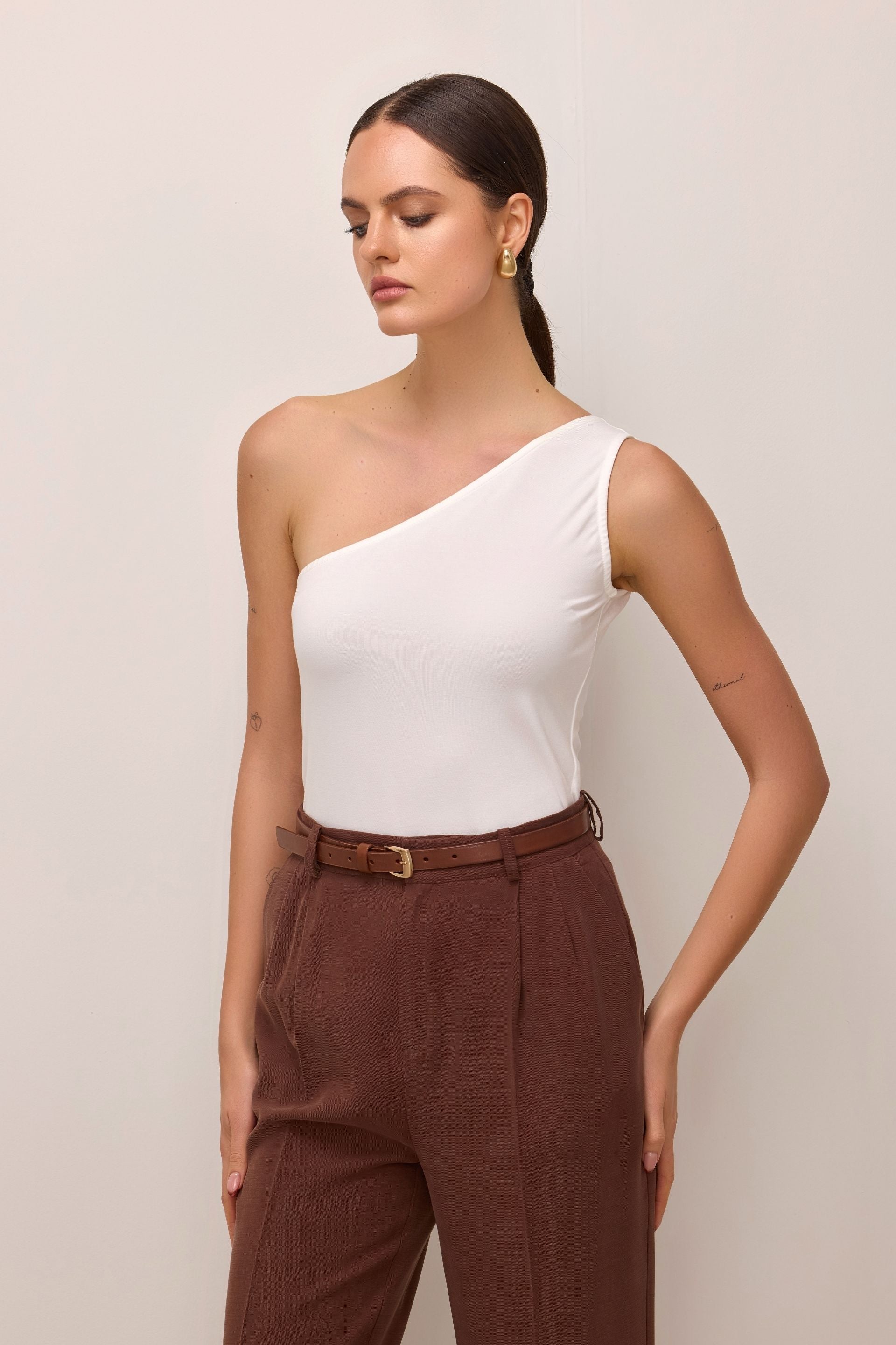 Bluzka na jedno ramię śmietankowa biała