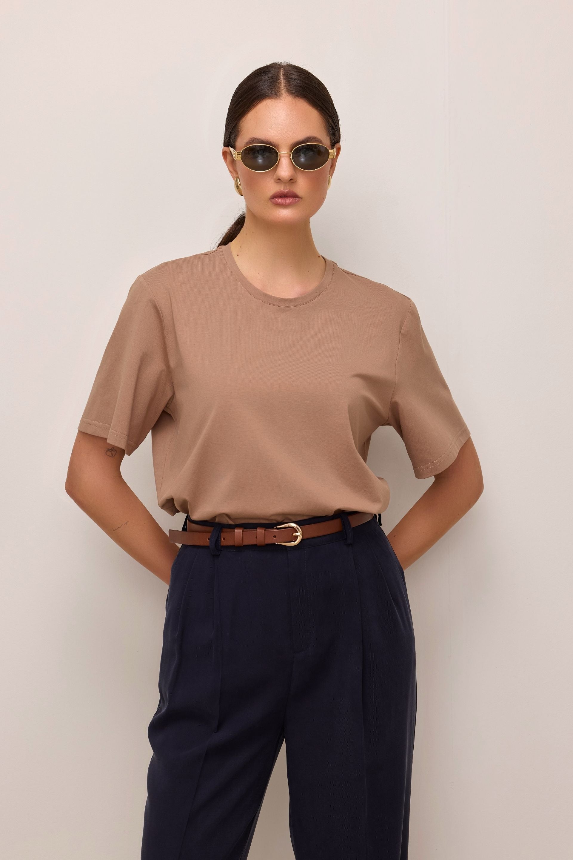 T-shirt basic o pudełkowym kroju capuccino