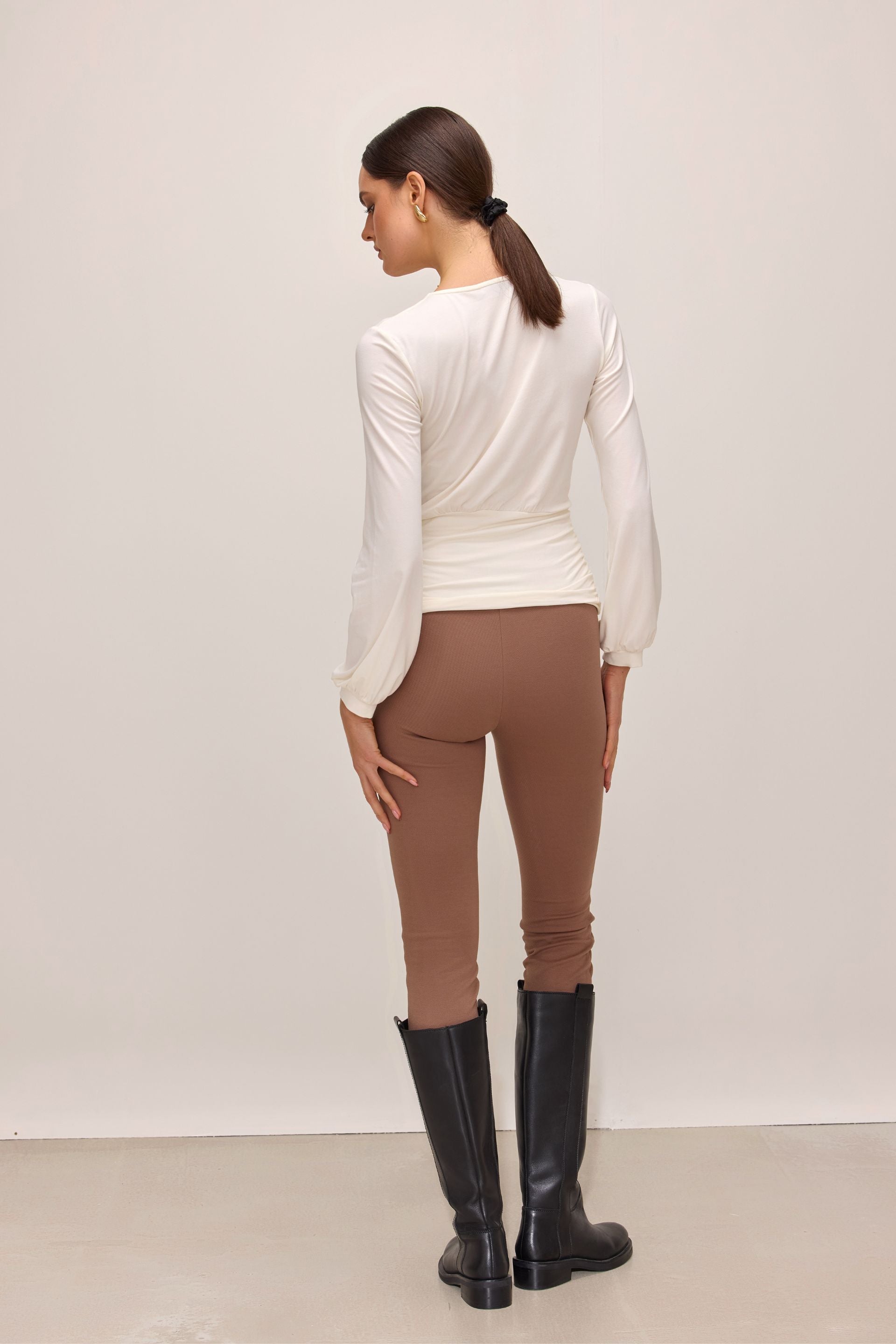 Elegancka bluzka kopertowa z mikromodalu śmietankowa