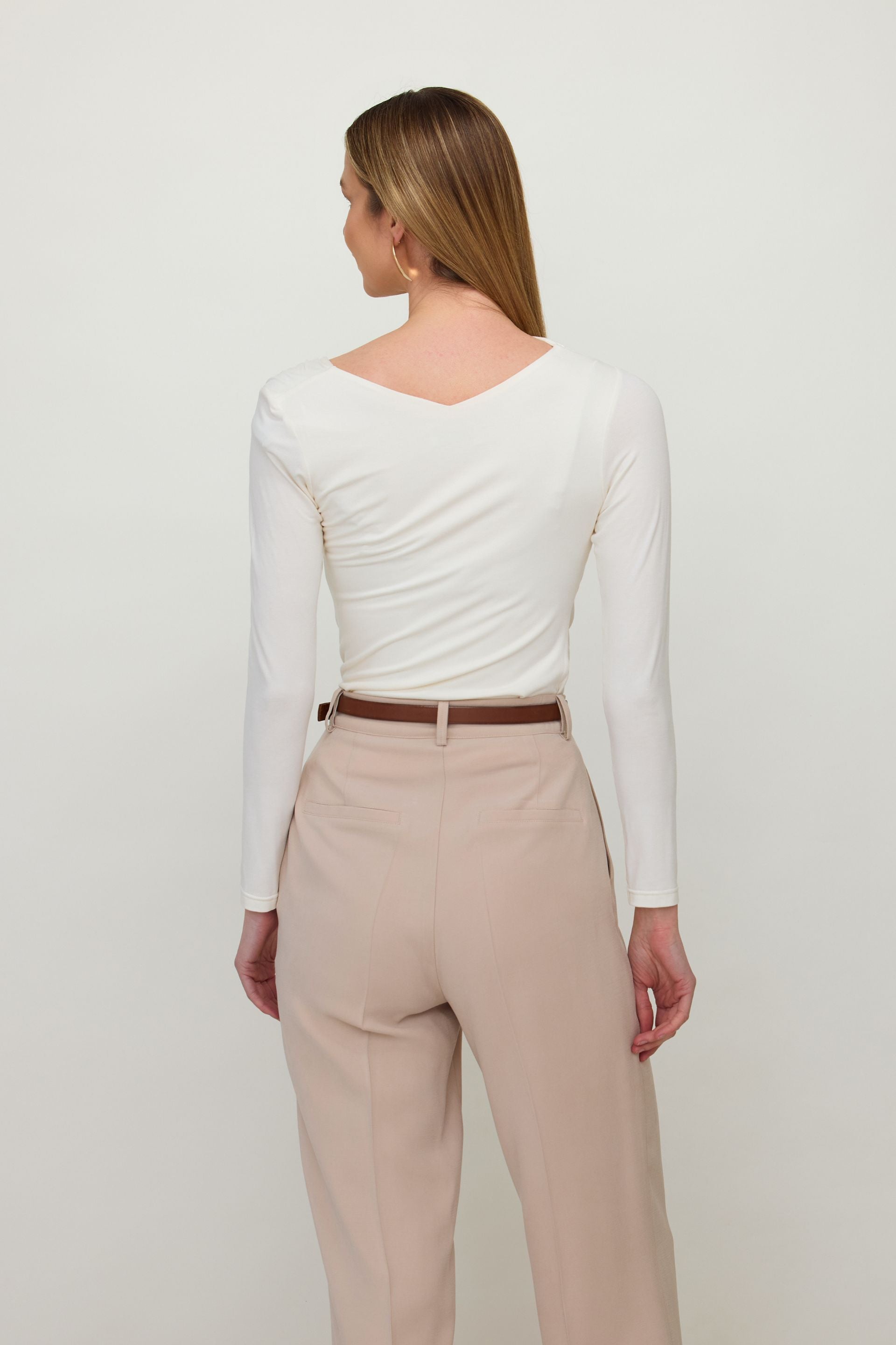 Bluzka z asymetrycznym dekoltem i drapowaniem z długim rękawem śmietankowa biel