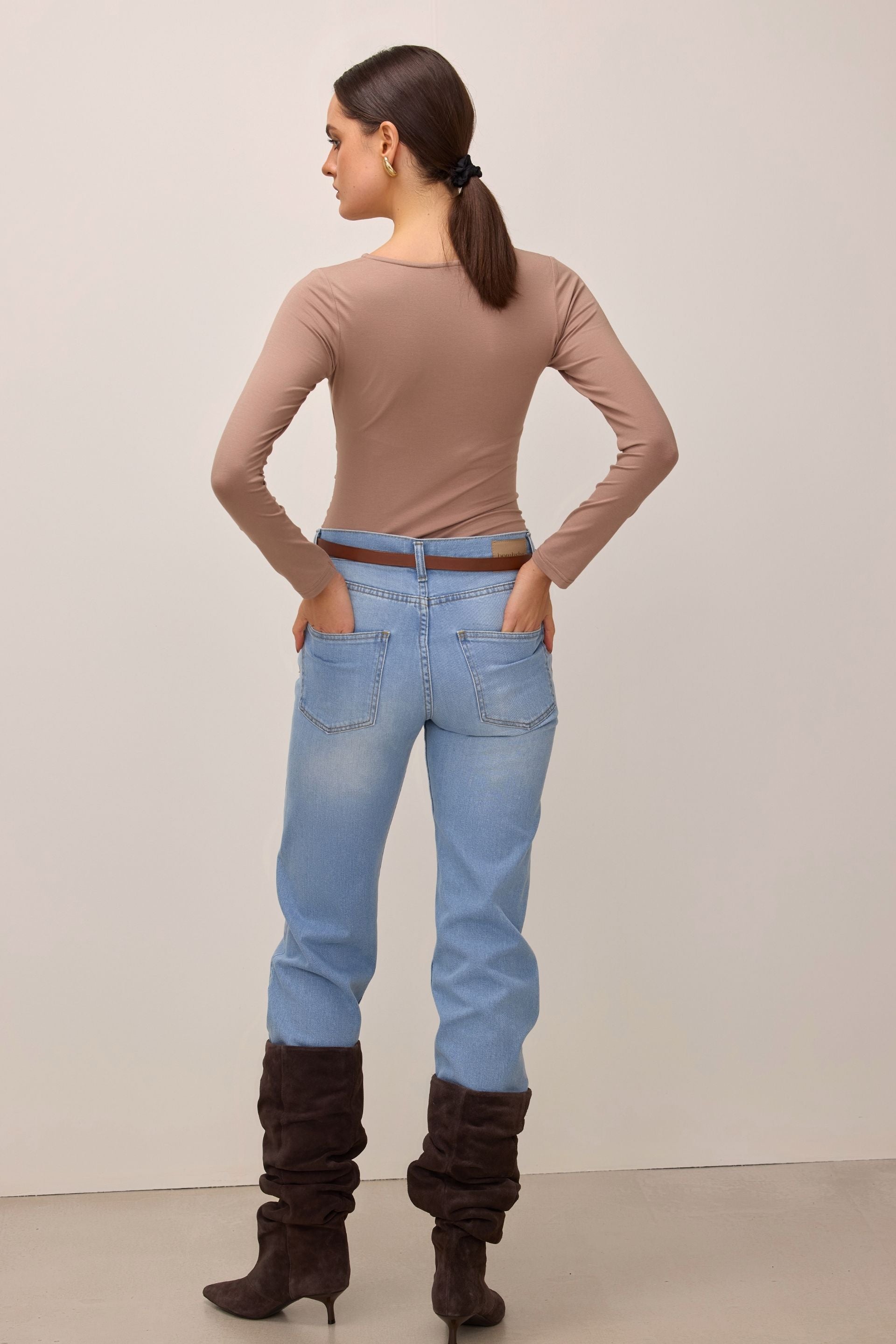 Bluzka z drapowaniem po bokach mokka