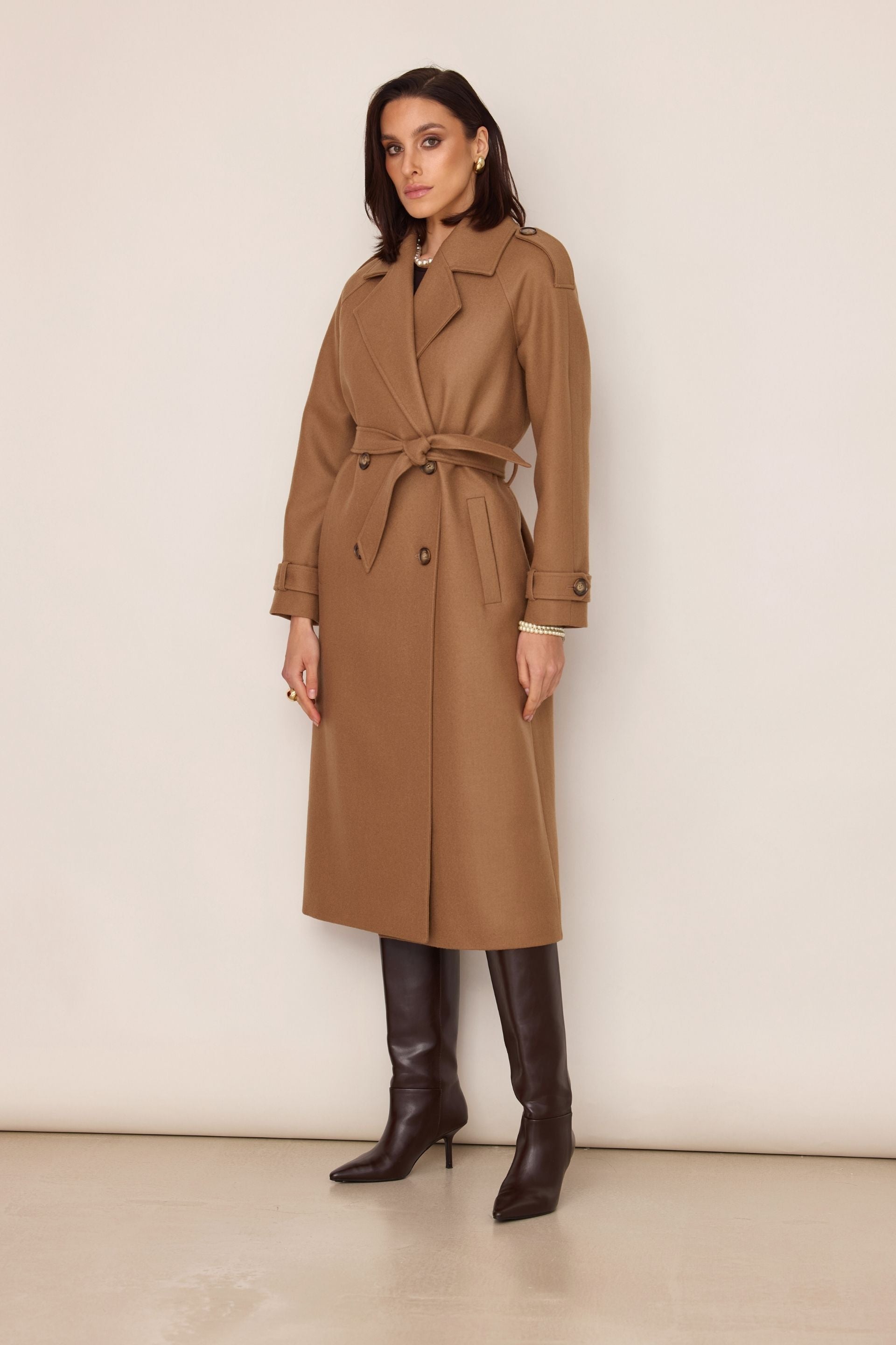 Płaszcz typu trencz z wełny merino karmel