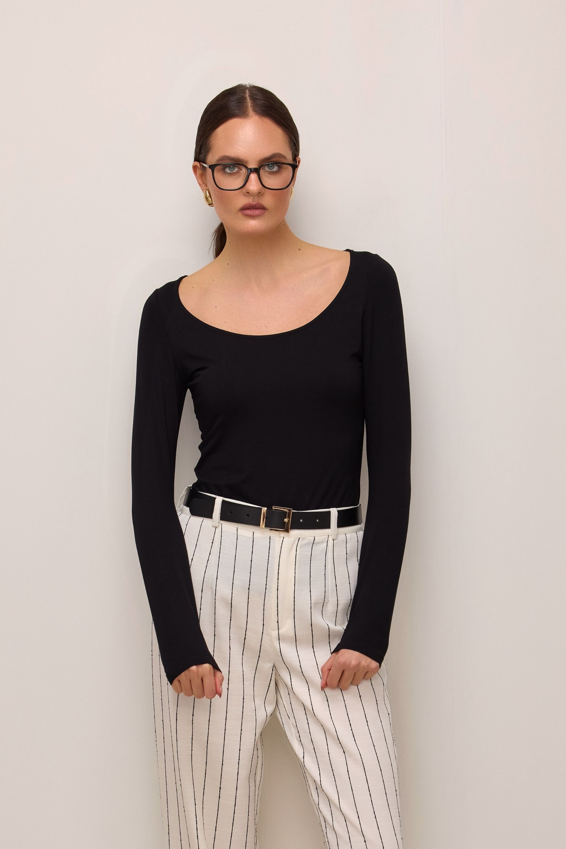 Bluzka z dużym okrągłym dekoltem czarna