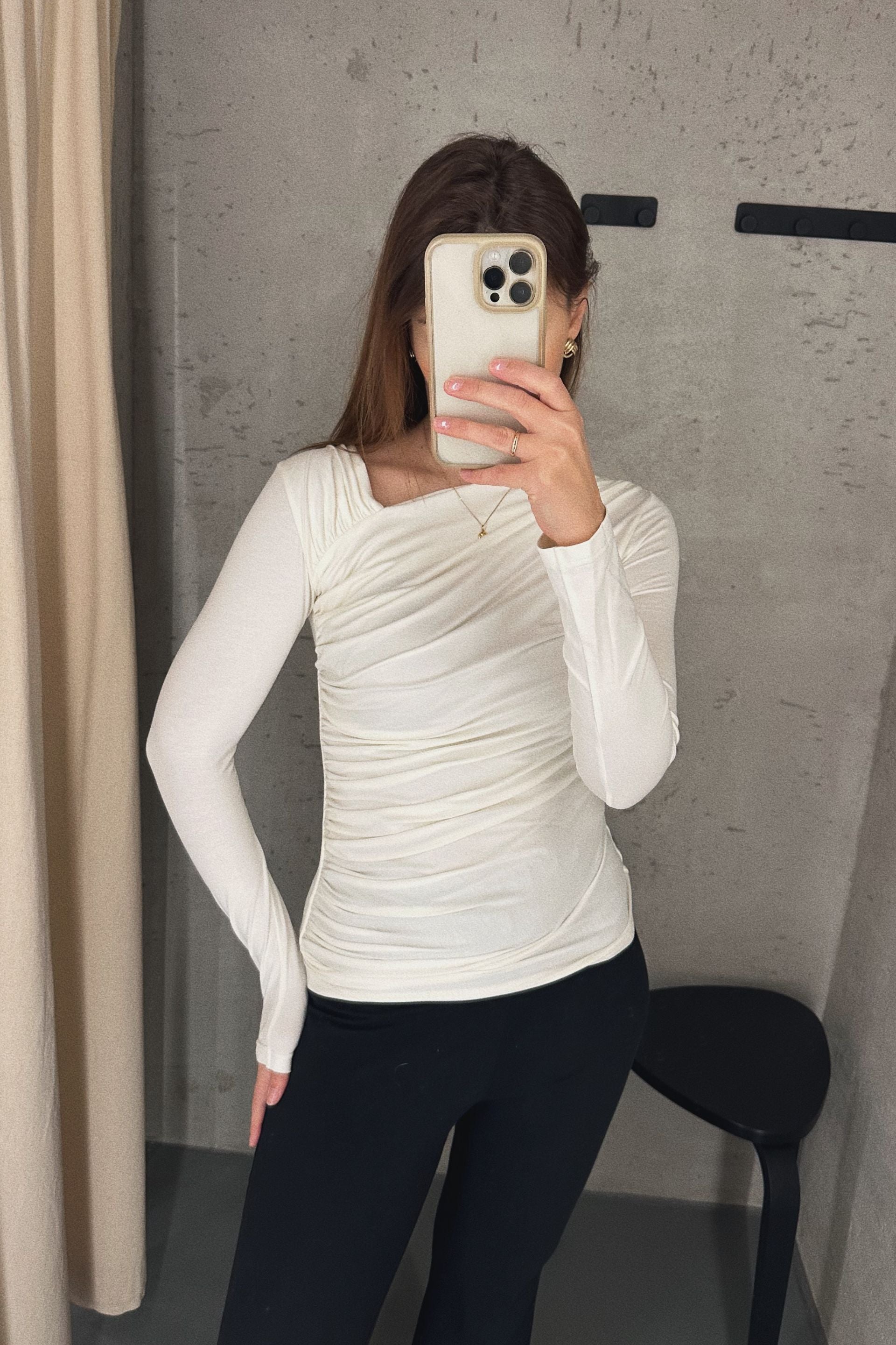 Bluzka z asymetrycznym dekoltem i drapowaniem z długim rękawem śmietankowa biel