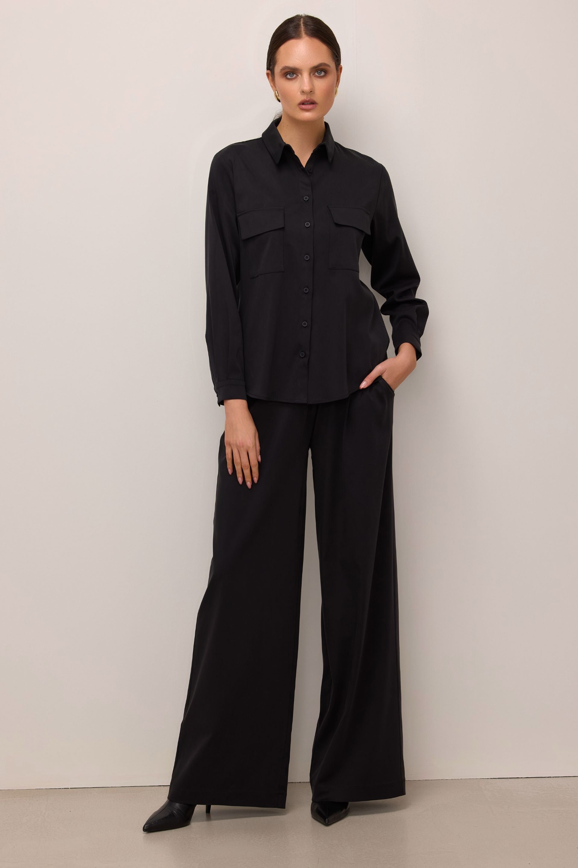 Spodnie z szeroką nogawką i gumą zgaszona czerń