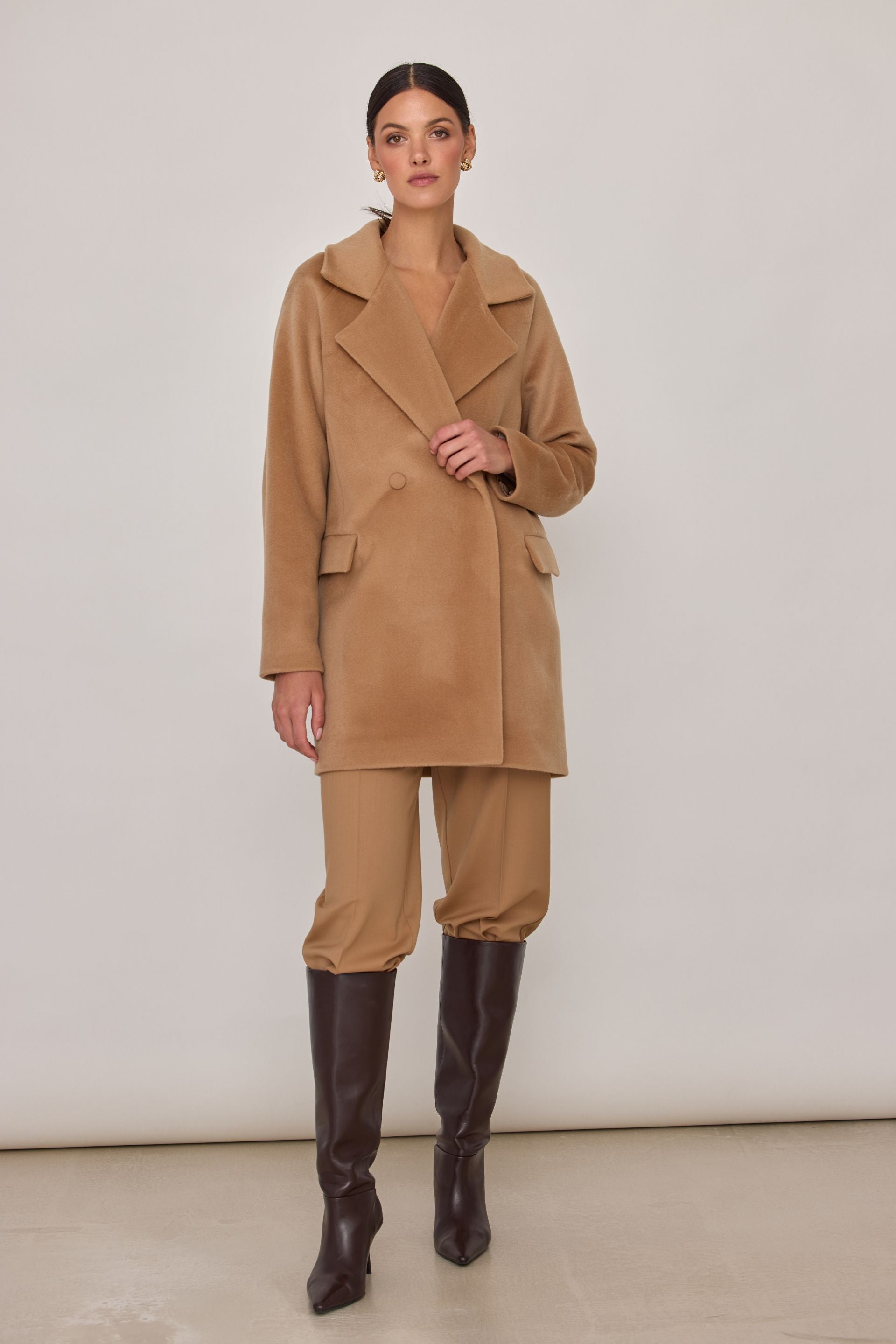 Wełniany płaszcz o miękkiej strukturze karmel