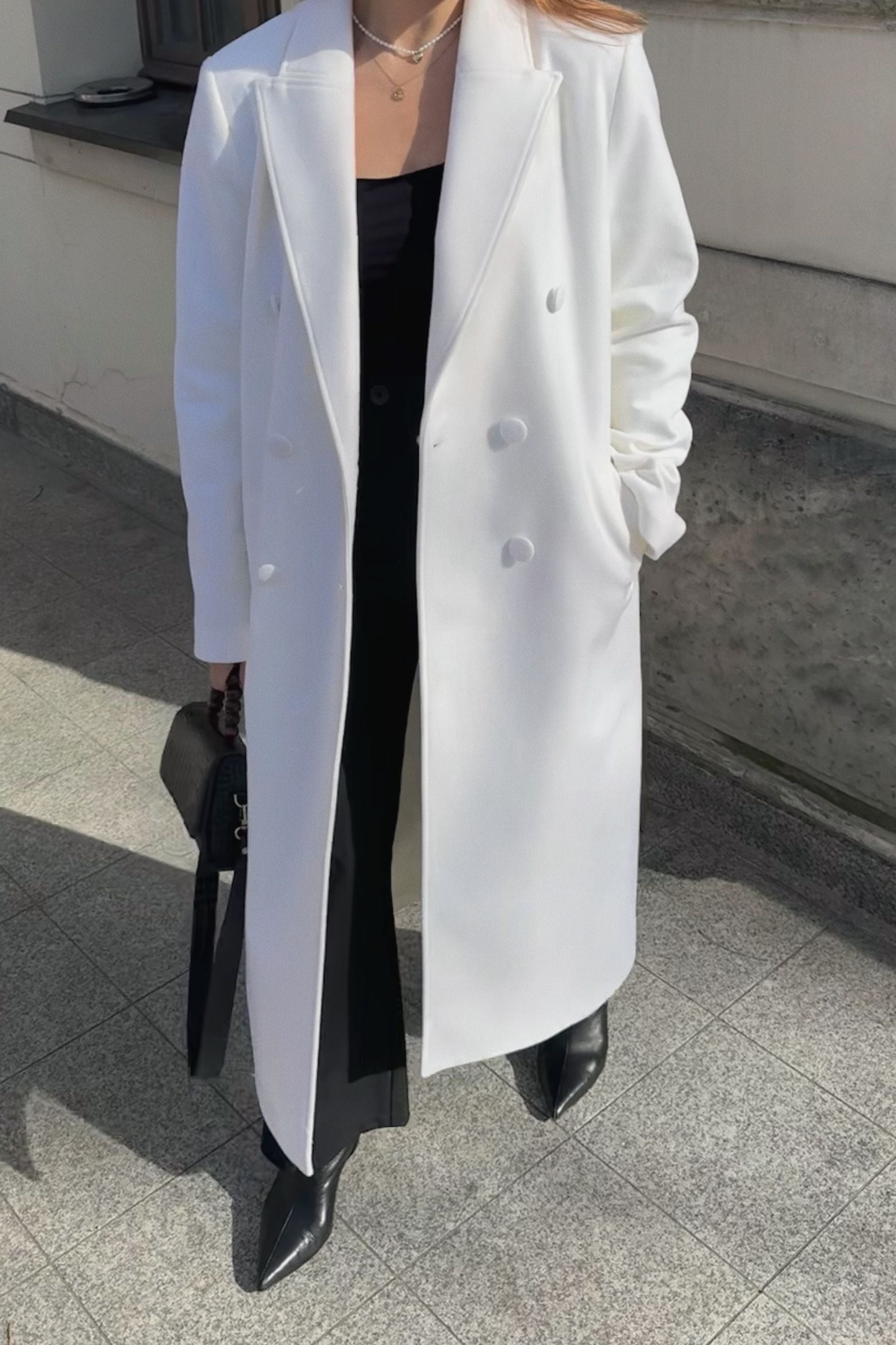 Oversizowy dwurzędowy płaszcz z wełny biały