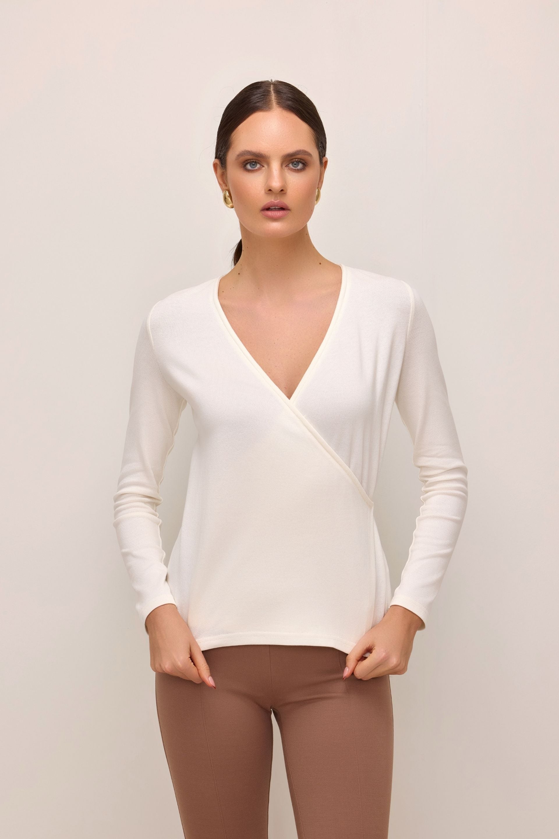 Kopertowy sweter śmietankowy