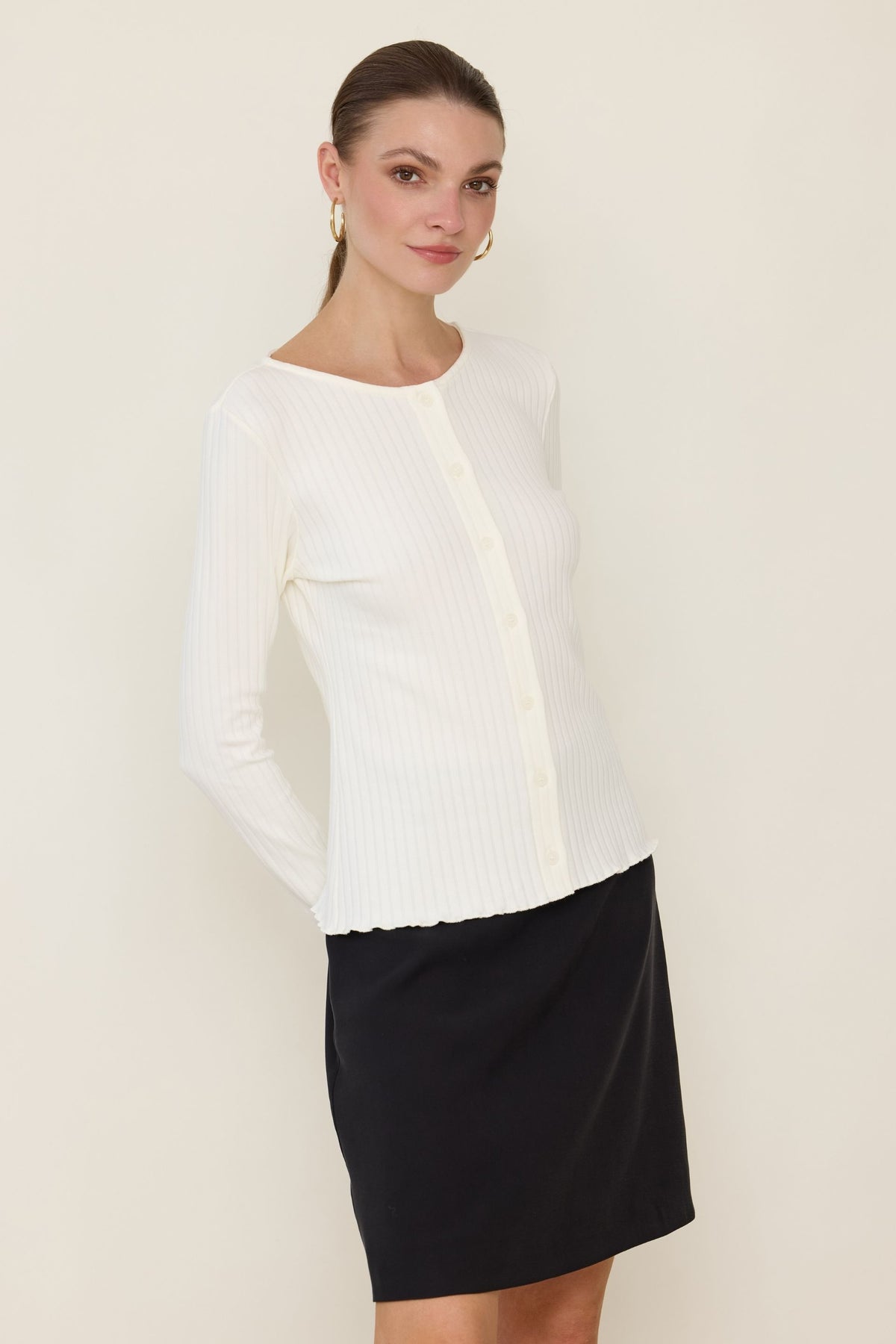 Basic button-down blouse with a wider stripe in cream and white
