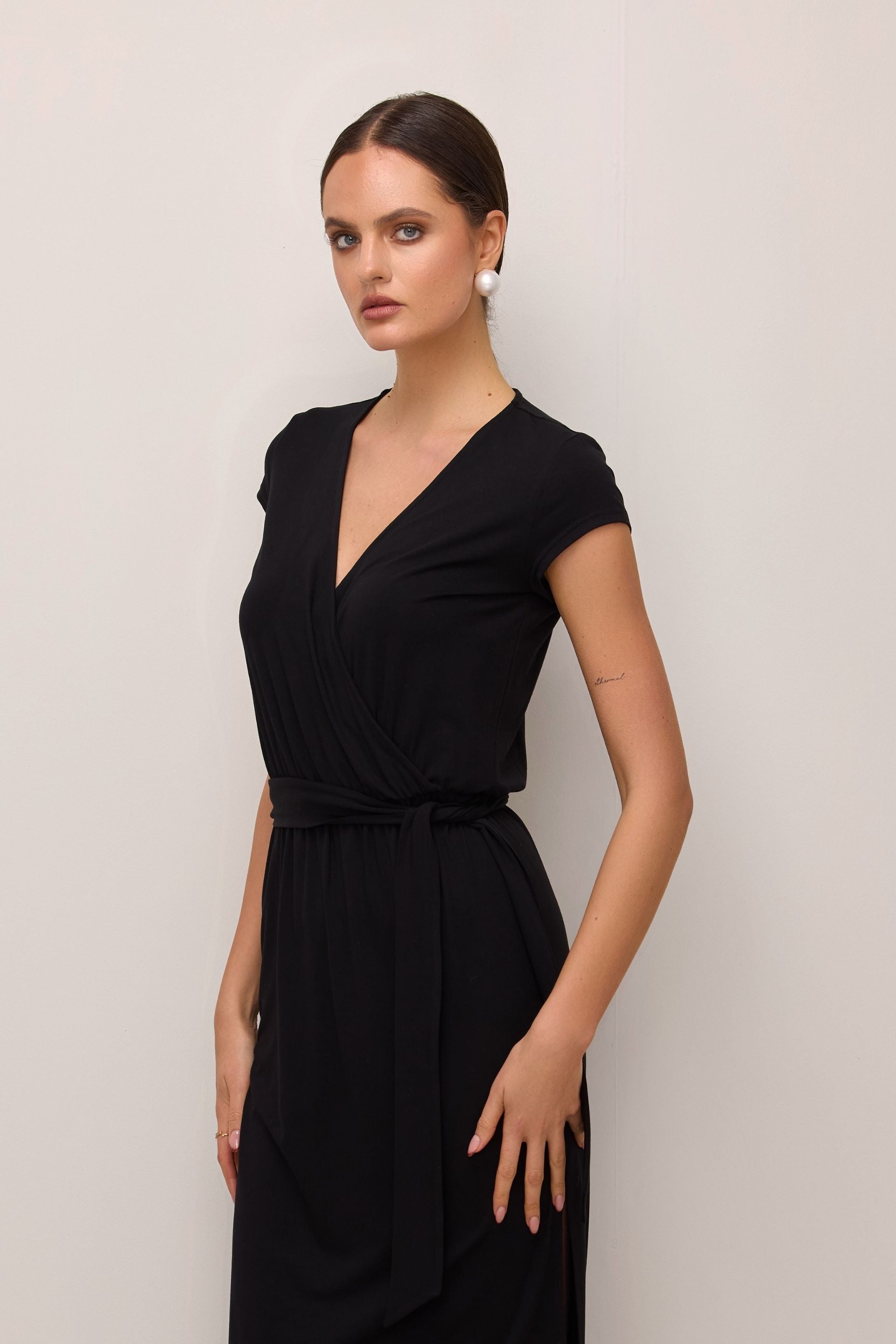 Sukienka kopertowa midi z krótkim rękawem czarna