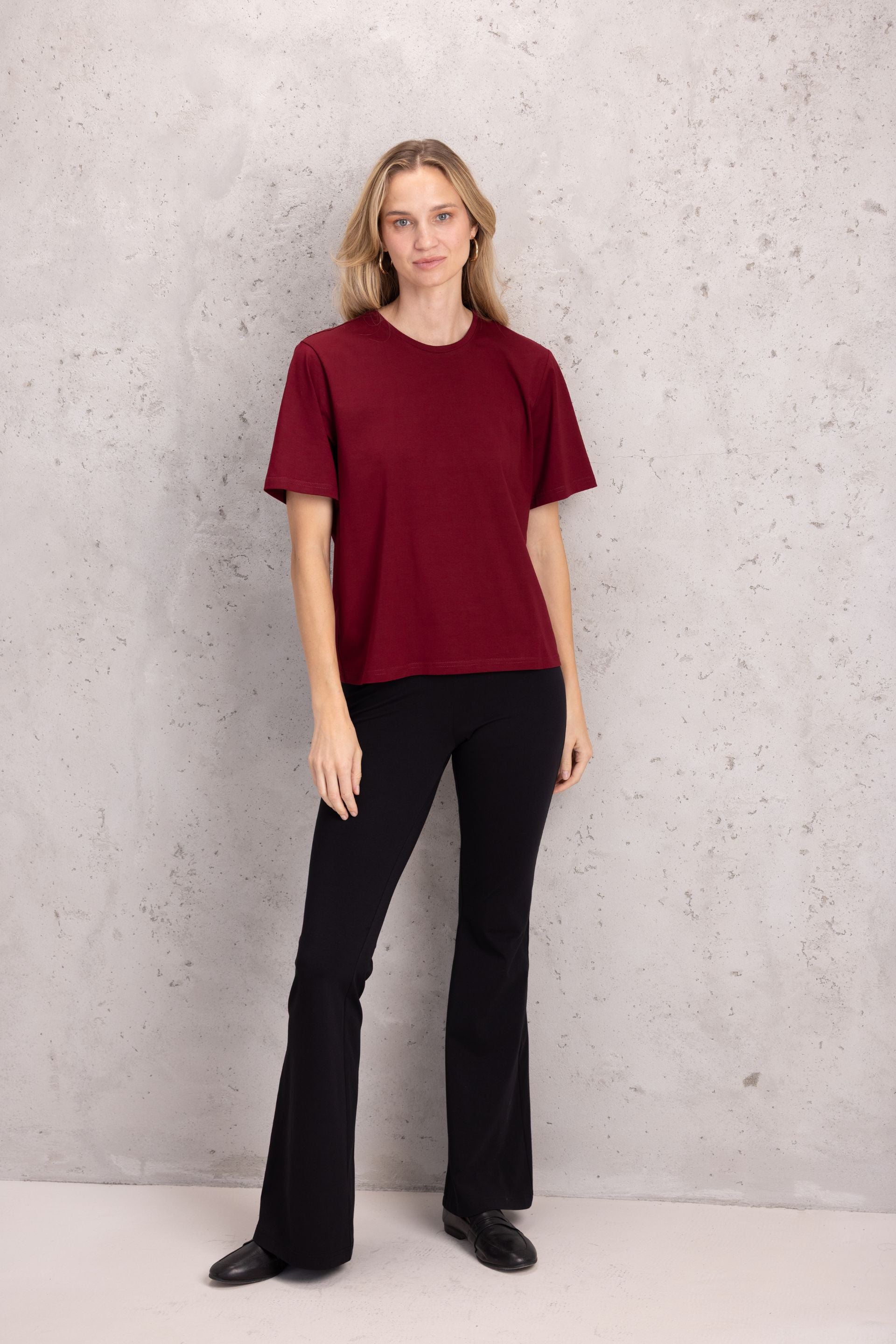 T-shirt basic o pudełkowym kroju burgund