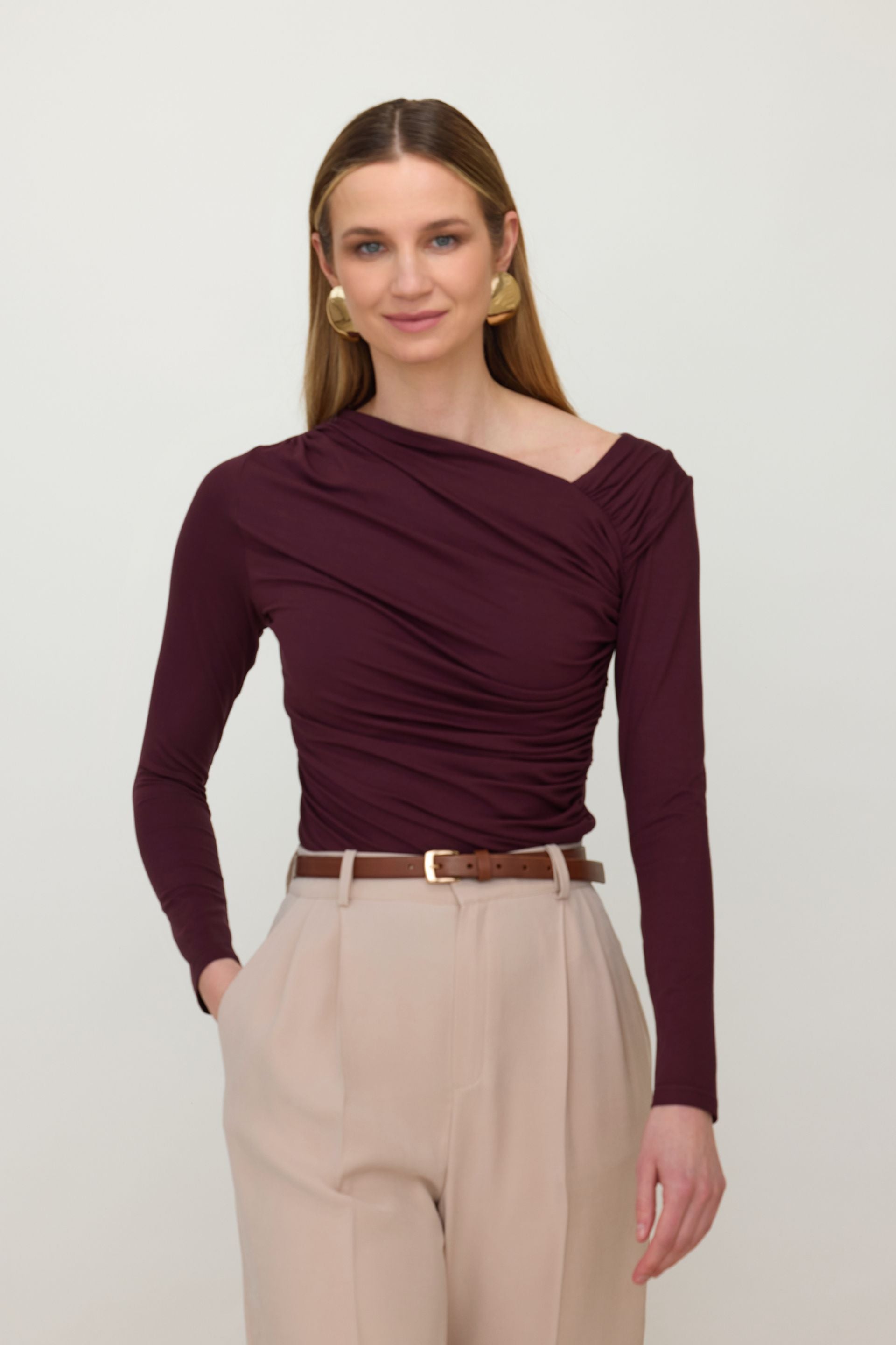 Bluzka z asymetrycznym dekoltem i drapowaniem z długim rękawem wiśniowa