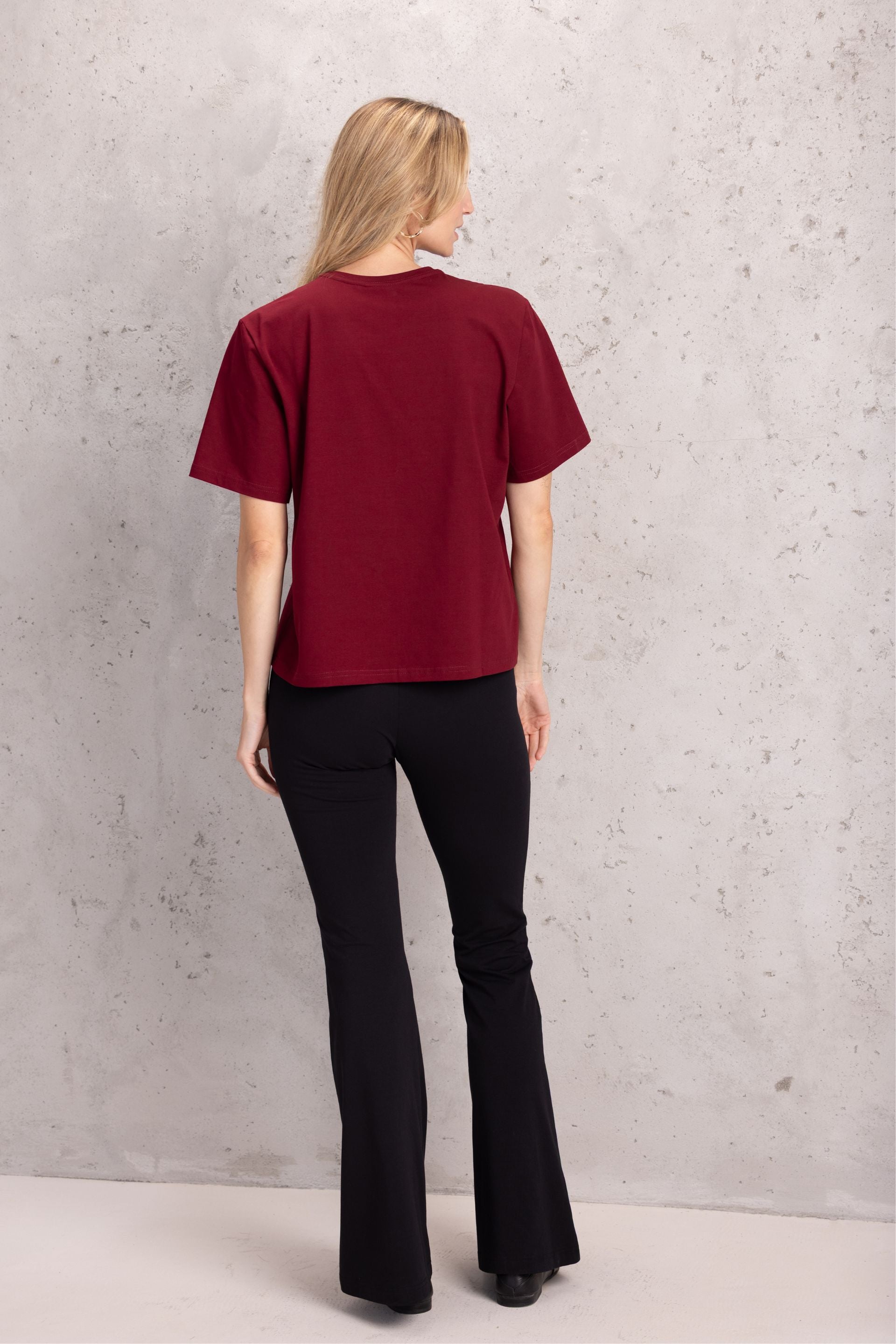 T-shirt basic o pudełkowym kroju burgund