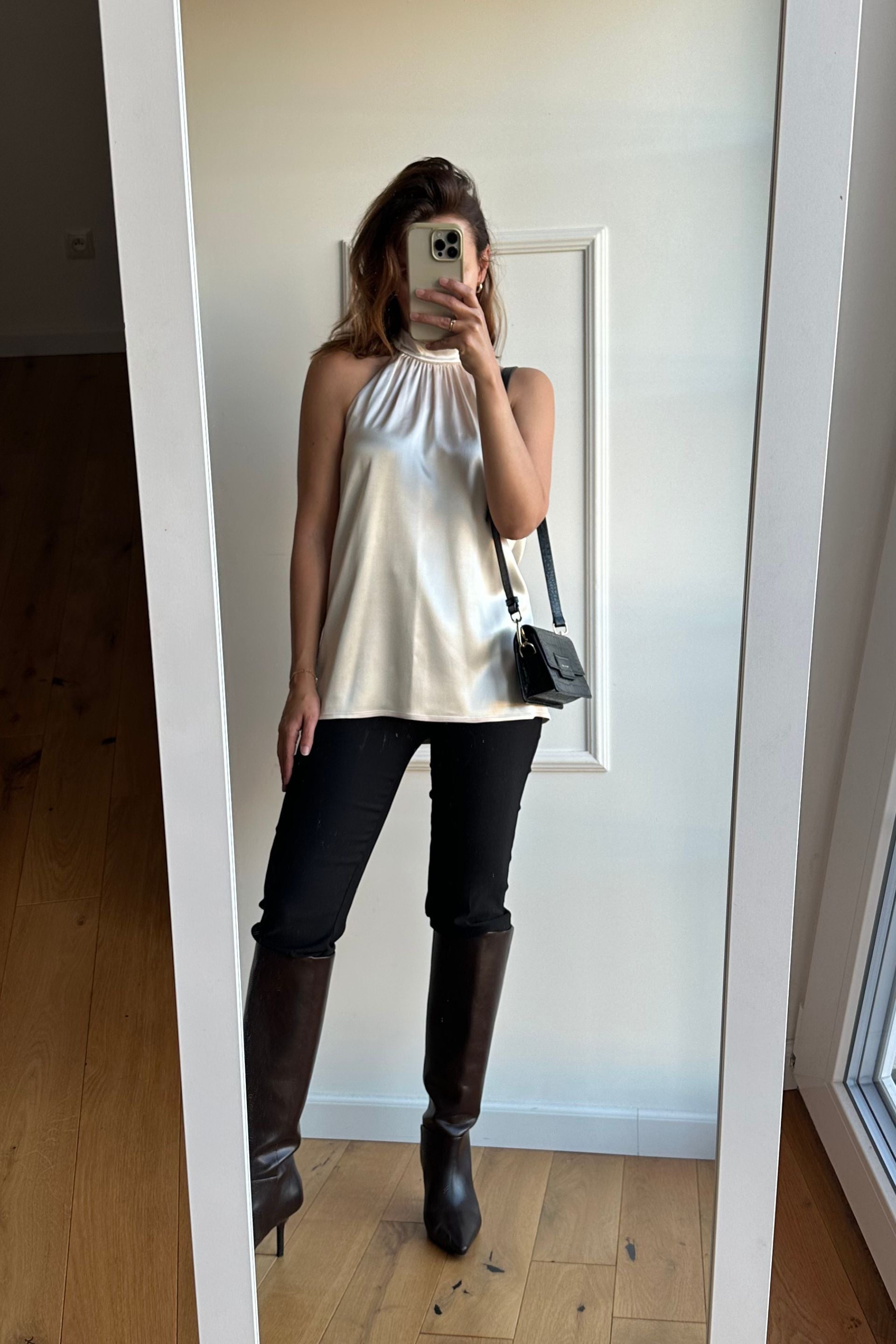 Elegancki top z dekoltem halter złota perła