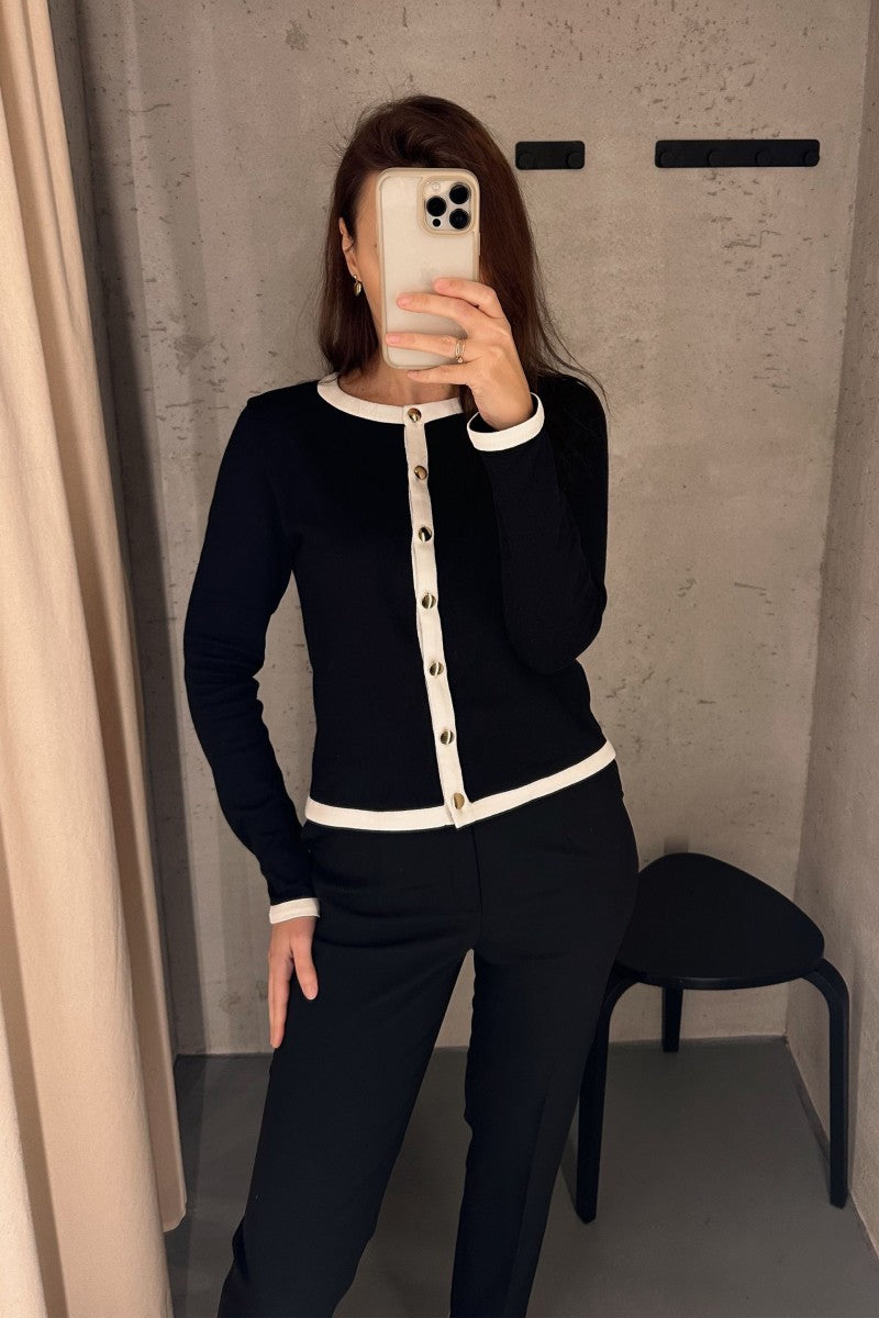 Bawełniany sweter ze złotymi guzikami czarny