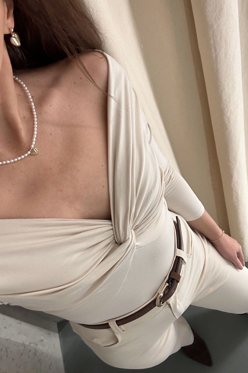 Bluzka z odkrytymi ramionami z zawinięciem i długim rękawem waniliowa