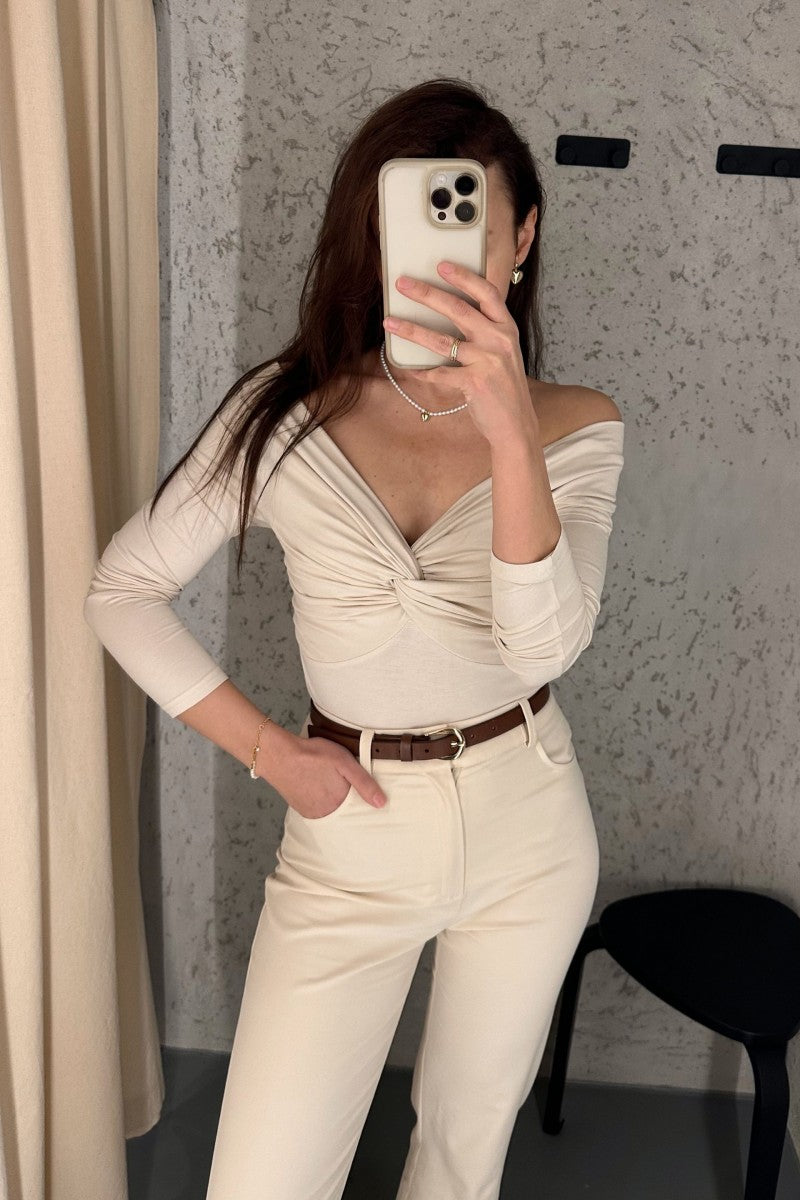 Bluzka z odkrytymi ramionami z zawinięciem i długim rękawem waniliowa