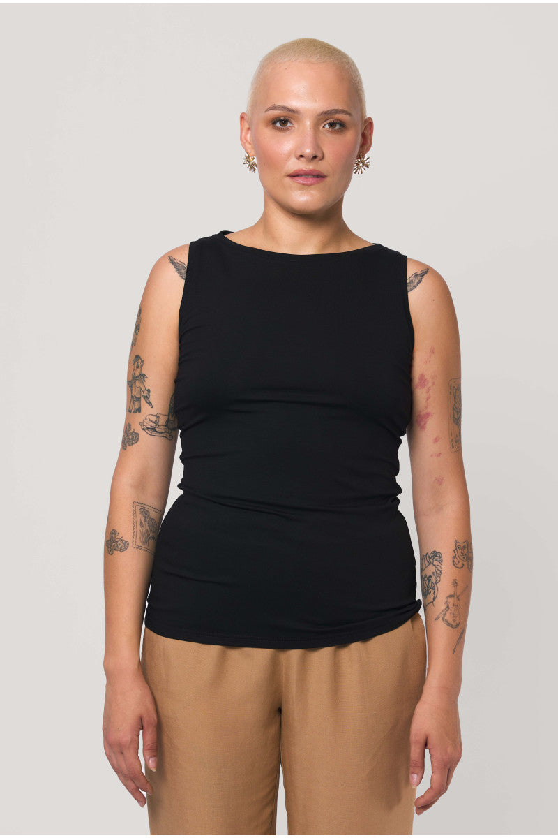 Bluzka bez rękawów z dekoltem w łódkę czarna