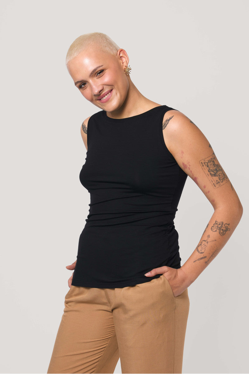 Bluzka bez rękawów z dekoltem w łódkę czarna