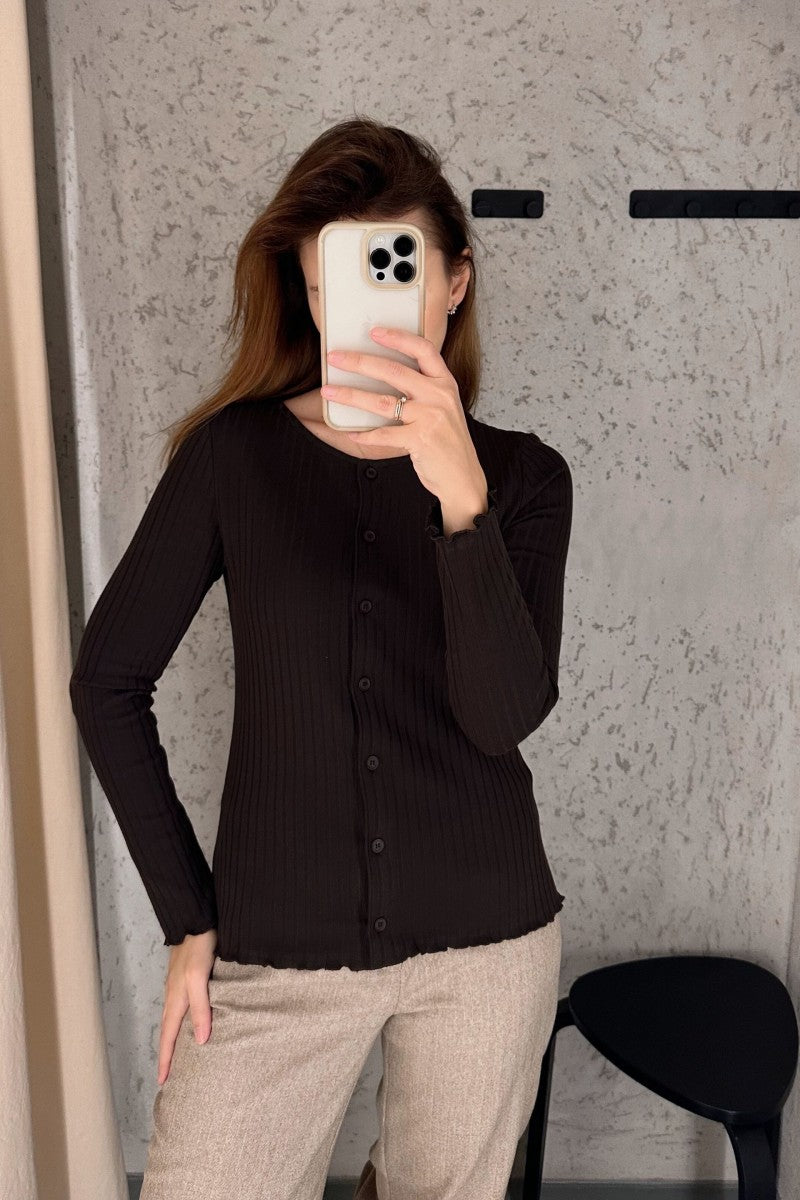 Bluzka na guziki z dekoltem basic w szerszy prążek gorzka czekolada