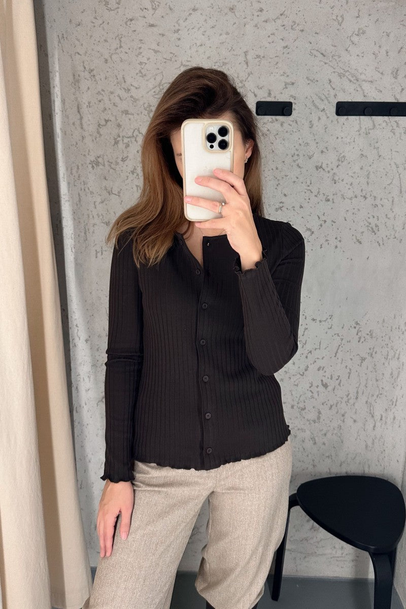 Bluzka na guziki z dekoltem basic w szerszy prążek gorzka czekolada