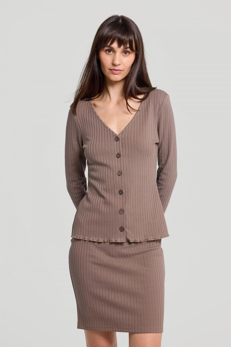 Bluzka na guziki z dekoltem v brązowa