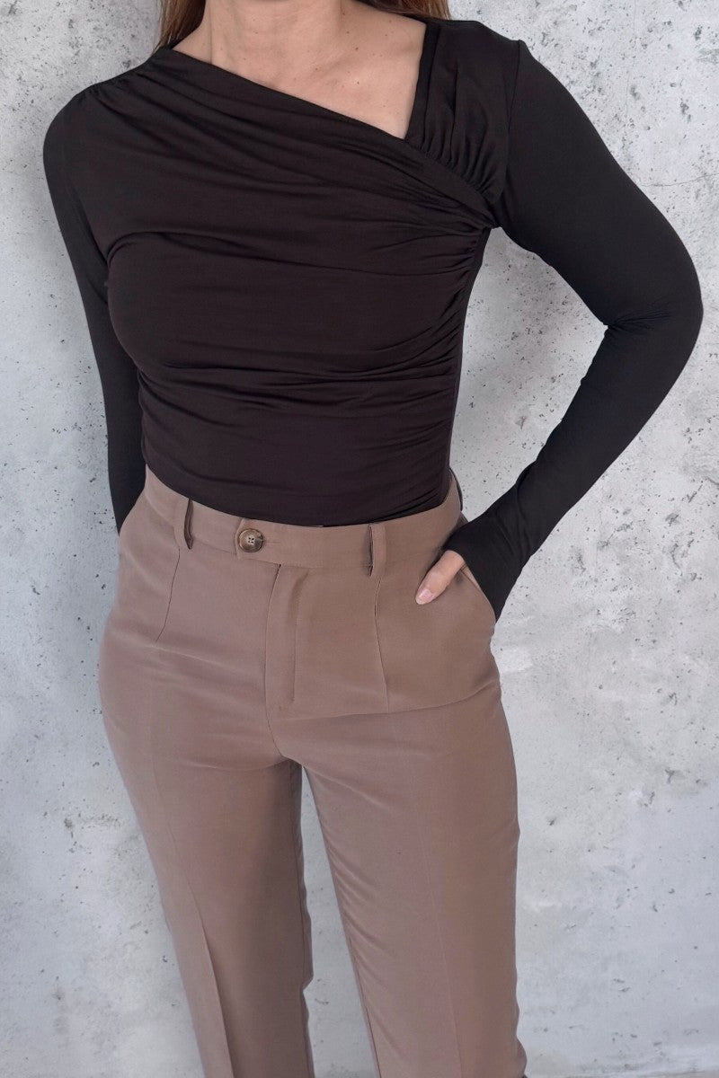 Bluzka z asymetrycznym dekoltem i drapowaniem z długim rękawem brązowa