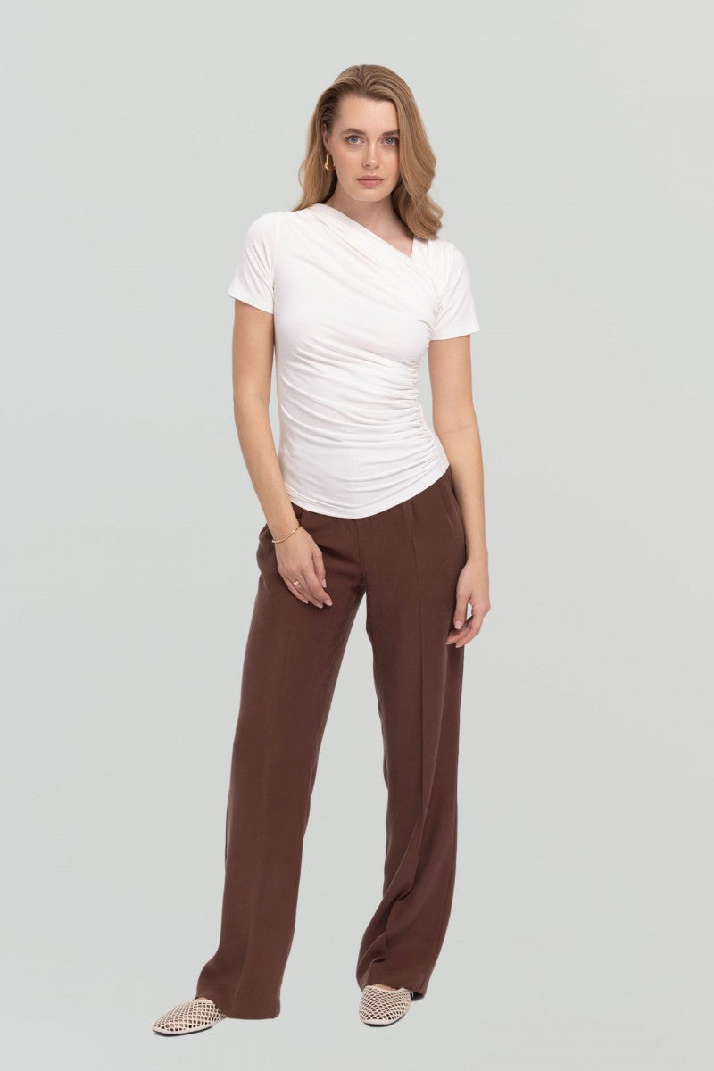 Bluzka z asymetrycznym dekoltem i drapowaniem śmietankowa