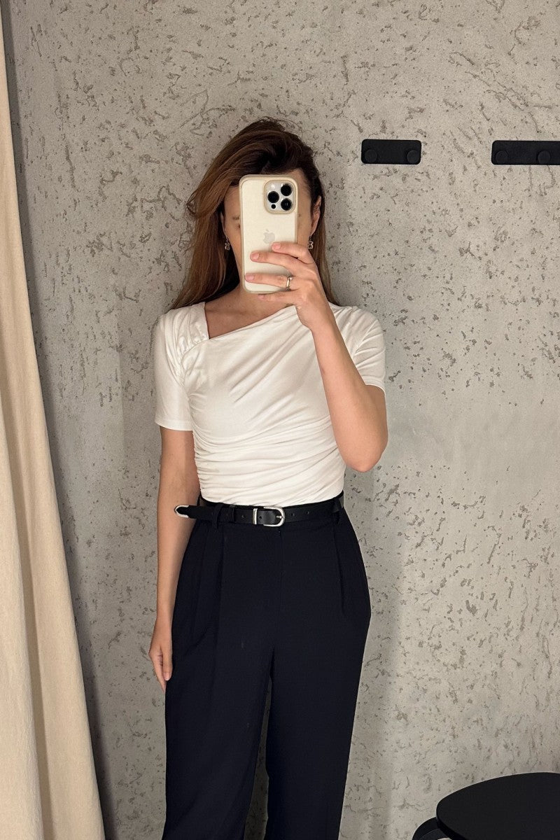 Bluzka z asymetrycznym dekoltem i drapowaniem śmietankowa