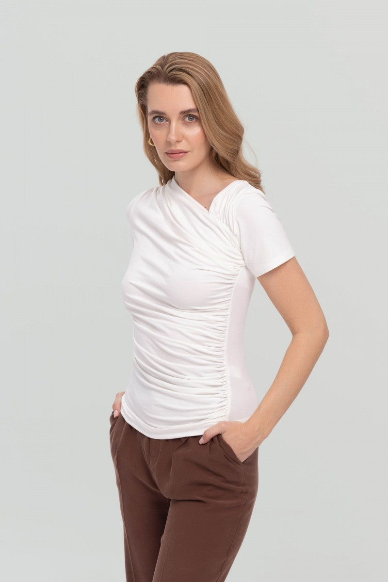 Bluzka z asymetrycznym dekoltem i drapowaniem śmietankowa