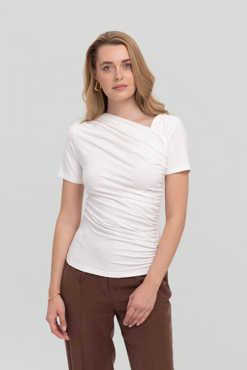 Bluzka z asymetrycznym dekoltem i drapowaniem śmietankowa