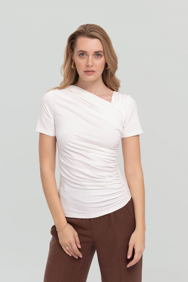Bluzka z asymetrycznym dekoltem i drapowaniem śmietankowa