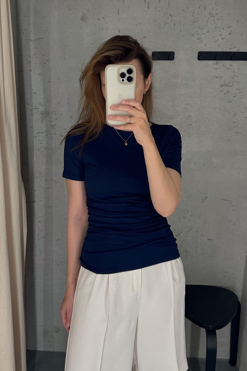 Bluzka z krótkim rękawem z drapowaniem po bokach granatowa